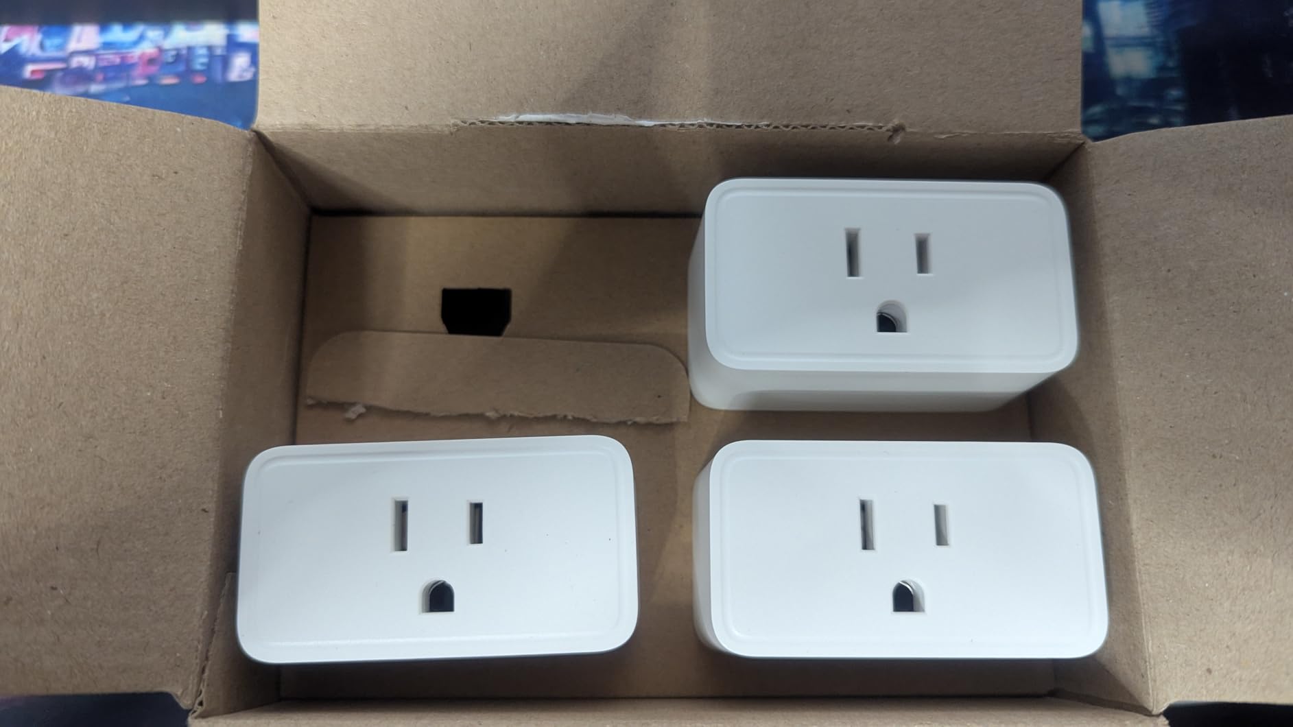 Amazon Basics Smart Plug, Works with Alexa Only, 2.4 GHz Wi-Fi, No Hub Required, 4-Pack, White Customer Review Amazon Basics Smart Plug, Works with Alexa Only, 2.4 GHz Wi-Fi, No Hub Required, 4-Pack, White - Customer Photo 2