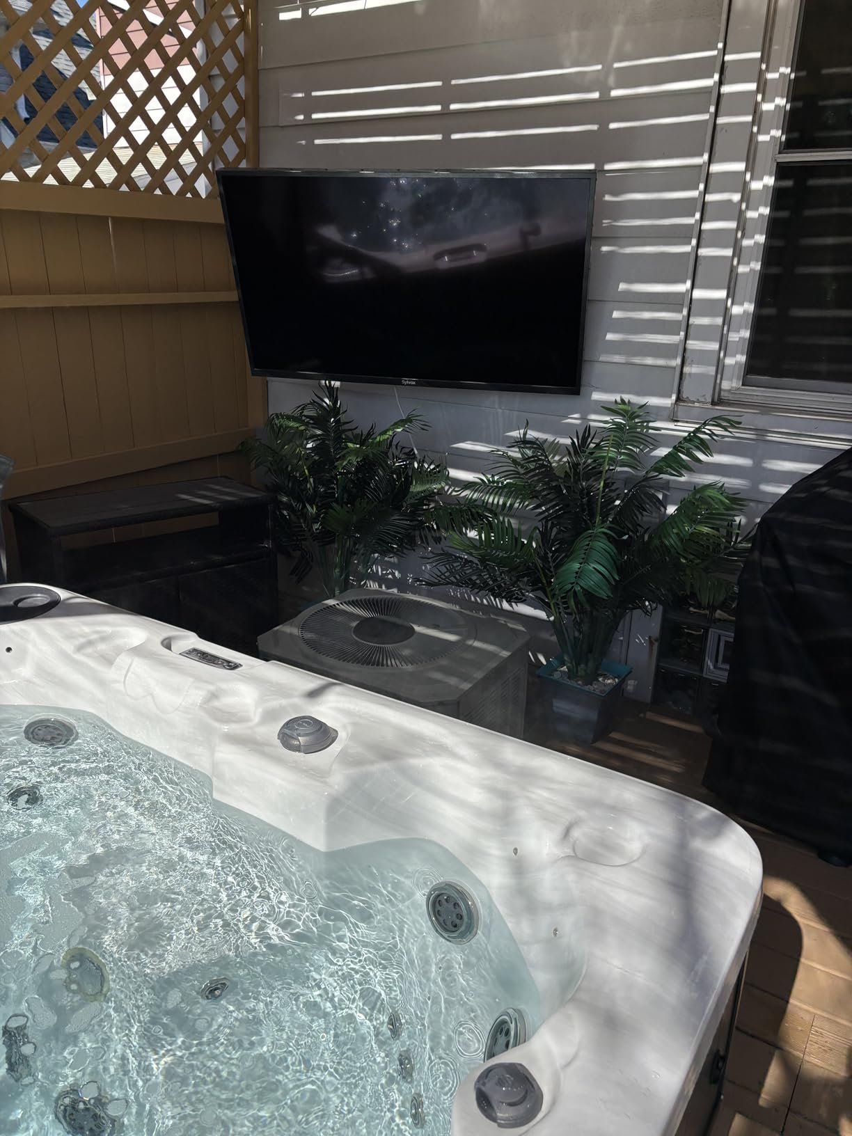 SYLVOX Outdoor TV, 55'' QLED Smart TV, IP55 Waterproof, Dolby Atmos HDR 10, Voice Remote,1000nits Weatherproof Television, Chromecast Built-in for Deck, Patio or Garden(Deck Pro QLED 2.0) - Customer Photo 1