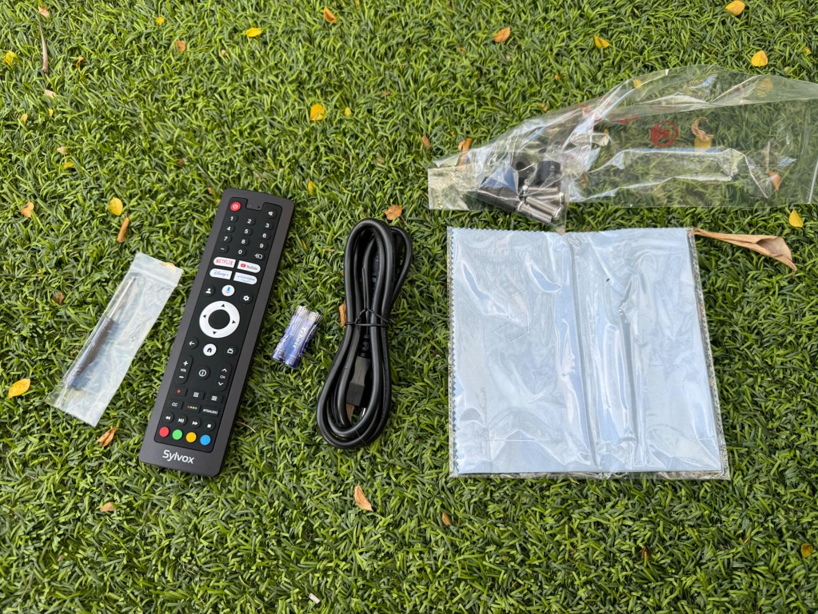 SYLVOX Outdoor TV, 55'' QLED Smart TV, IP55 Waterproof, Dolby Atmos HDR 10, Voice Remote,1000nits Weatherproof Television, Chromecast Built-in for Deck, Patio or Garden(Deck Pro QLED 2.0) - Customer Photo 5
