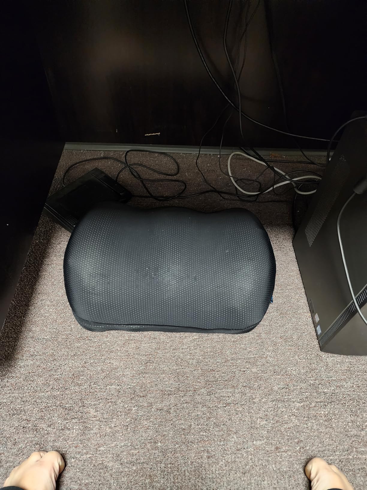 Everlasting Comfort Adjustable Cloud Foot Rest for Under Desk at Work with Pressure Point Nodes - Comfortable Memory Foam Office Foot Stool & Under Desk Pillow for Gaming & Home Accessories Customer Review Everlasting Comfort Adjustable Cloud Foot Rest for Under Desk at Work with Pressure Point Nodes - Comfortable Memory Foam Office Foot Stool & Under Desk Pillow for Gaming & Home Accessories - Customer Photo 2