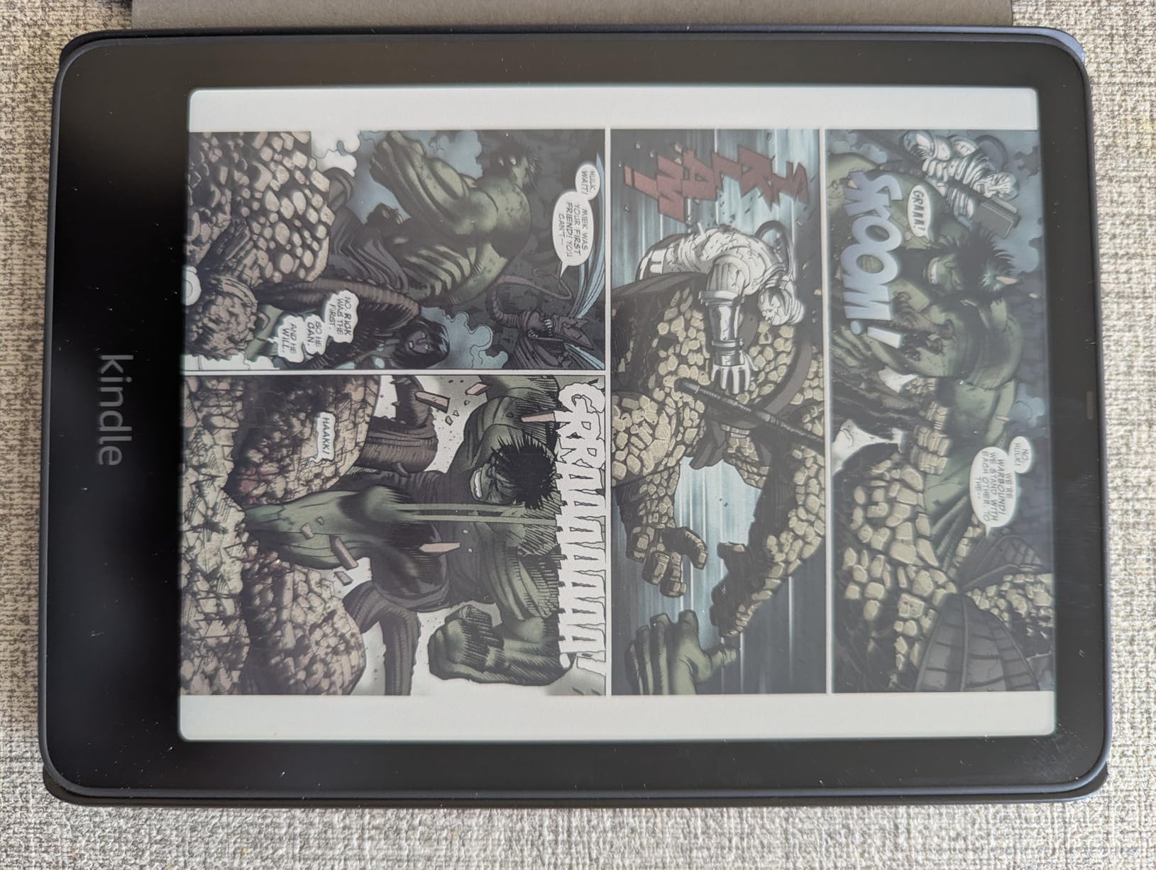 Amazon Kindle Colorsoft Signature Edition 32GB (newest model) - With color display, auto-adjusting front light, wireless charging, and long battery life - Metallic Black customer photo 2