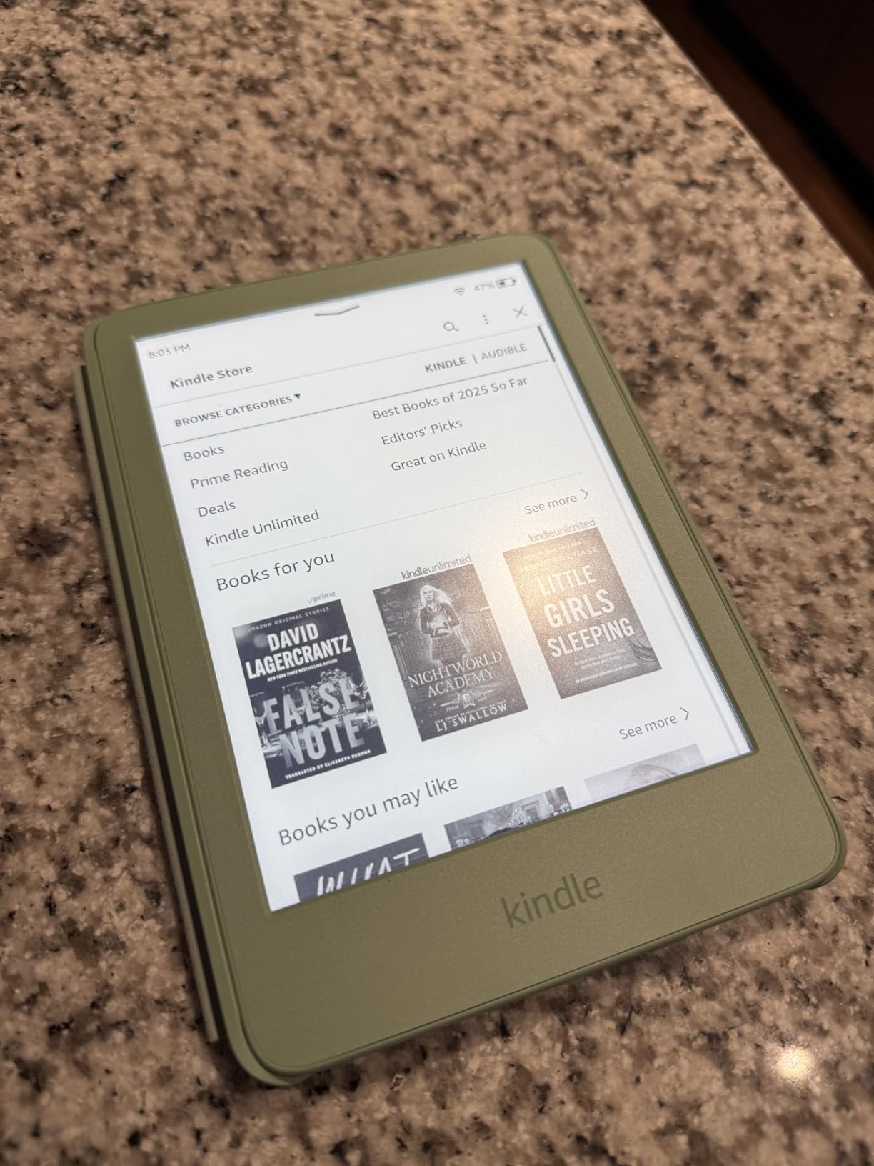 Kindle 16 GB (newest model) - Lightest and most compact Kindle, now with faster page turns, and higher contrast ratio, for an enhanced reading experience - Black customer photo 2