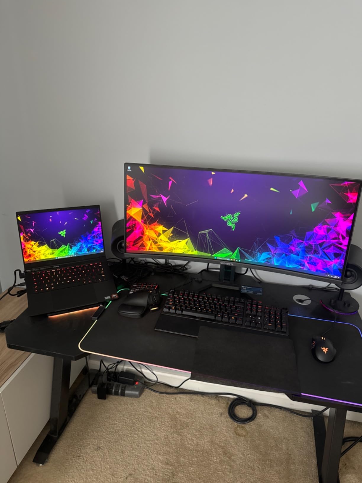 Razer Blade 14 (2024) Gaming Laptop: AMD Ryzen 9 8945HS CPU - NVIDIA GeForce RTX 4070 GPU - 14