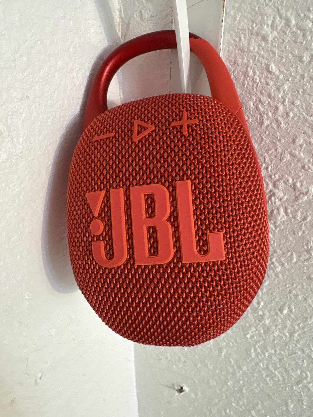 JBL Clip 5 - Ultra-Portable, Waterproof & Dustproof Bluetooth Speaker, Big JBL Pro Sound with Punchy bass, Integrated Carabiner, Up to 12 Hours of Play, Made in Part with Recycled Materials (Black) customer photo 1