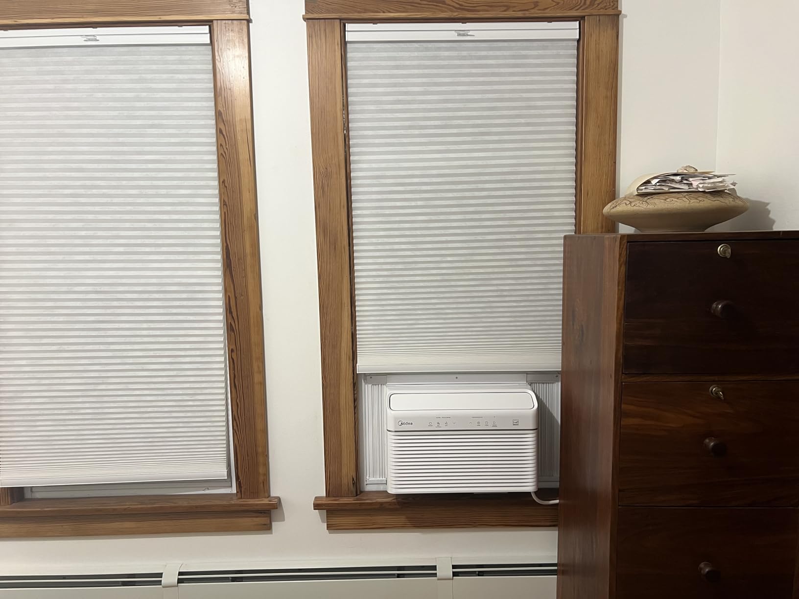 Midea 8,000 BTU Smart Inverter Air Conditioner Window Unit with Heat and Dehumidifier – Cools up to 350 Sq. Ft., Energy Star Rated, Quiet Operation, Electronic Controls, Remote Control, White - Customer Photo 1