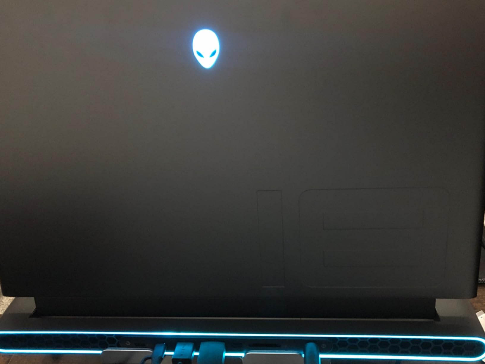 Alienware M18 Gaming Laptop - 18-inch QHD+ 165Hz 3ms Display, Intel Core i7-14700HX, 16GB DDR5 RAM, 1TB SSD, NVIDIA GeForce RTX 4070 8GB GDDR6, Windows 11 Home, Onsite Service - Dark Metallic Moon - Customer Photo 4