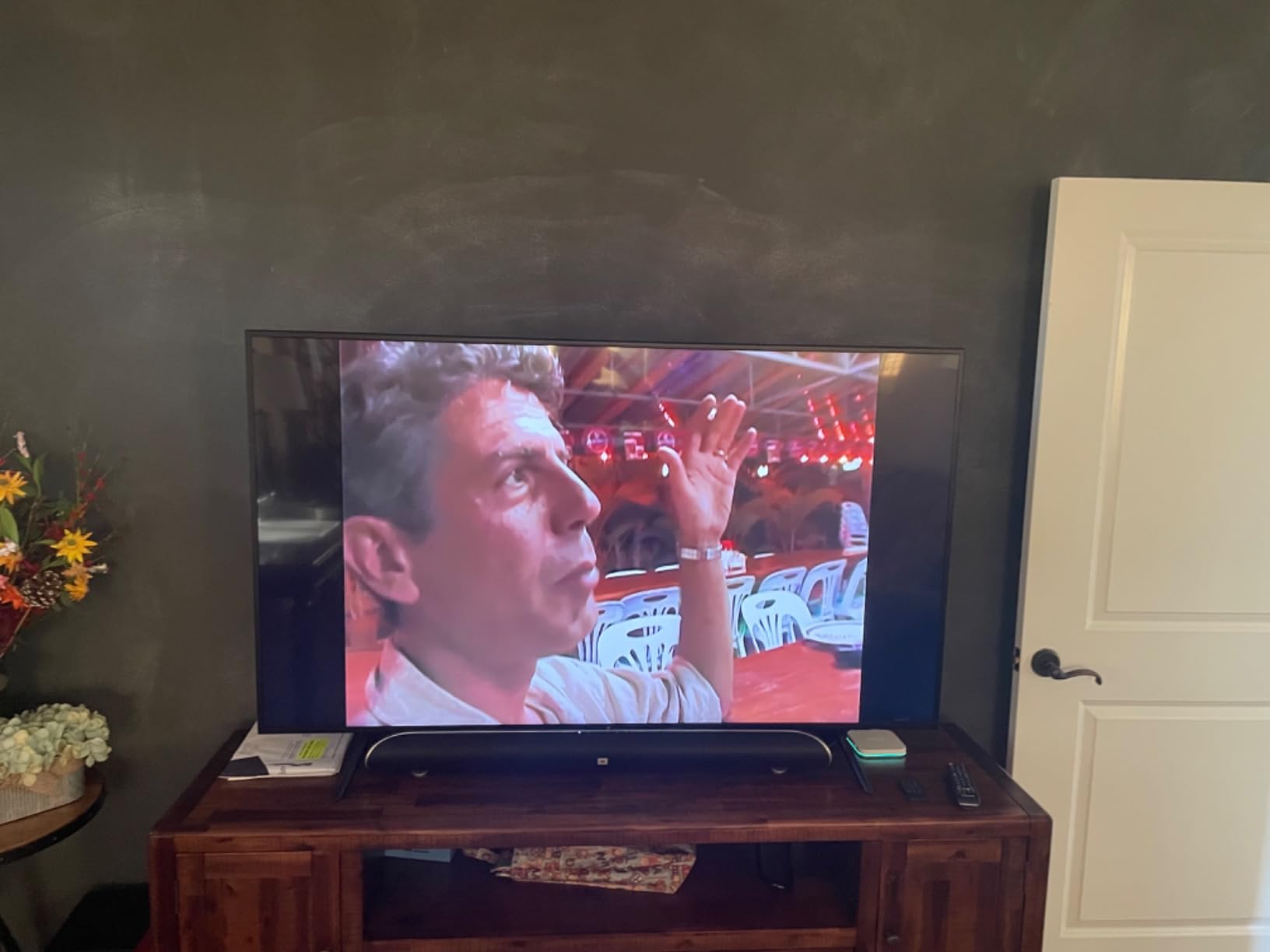Hisense 55-Inch Class U6 Series Mini-LED ULED 4K UHD Google Smart TV (55U6N) - QLED, Motion Rate 240, HDR 10+, Full Array Local Dimming, Game Mode Plus, Alexa Compatibility - Customer Photo 1