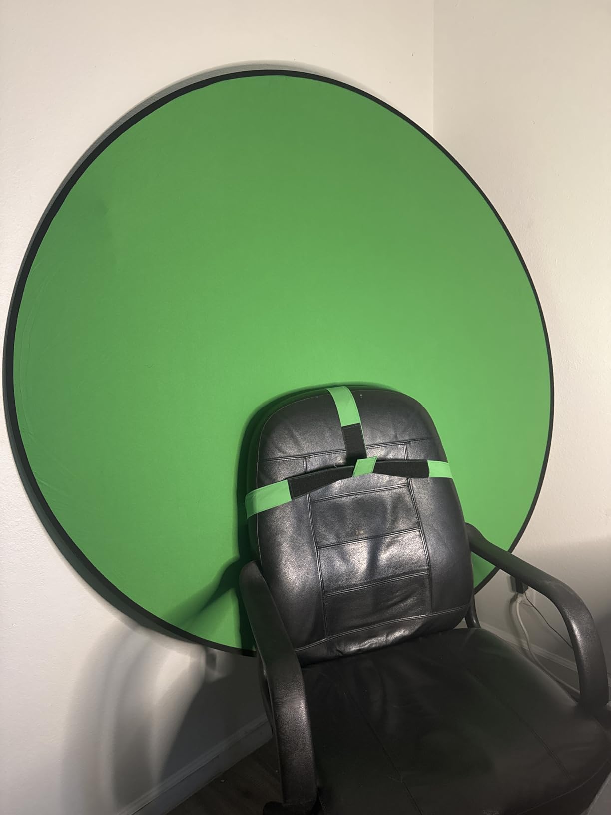 Portable Green Screen Chair, 57 in Greenscreen Backdrop with Stand Double Sided Foldable Green Background, Chroma Key, for Photography Streaming Gaming Photo Zoom Video Chats and Meeting - Customer Photo 3