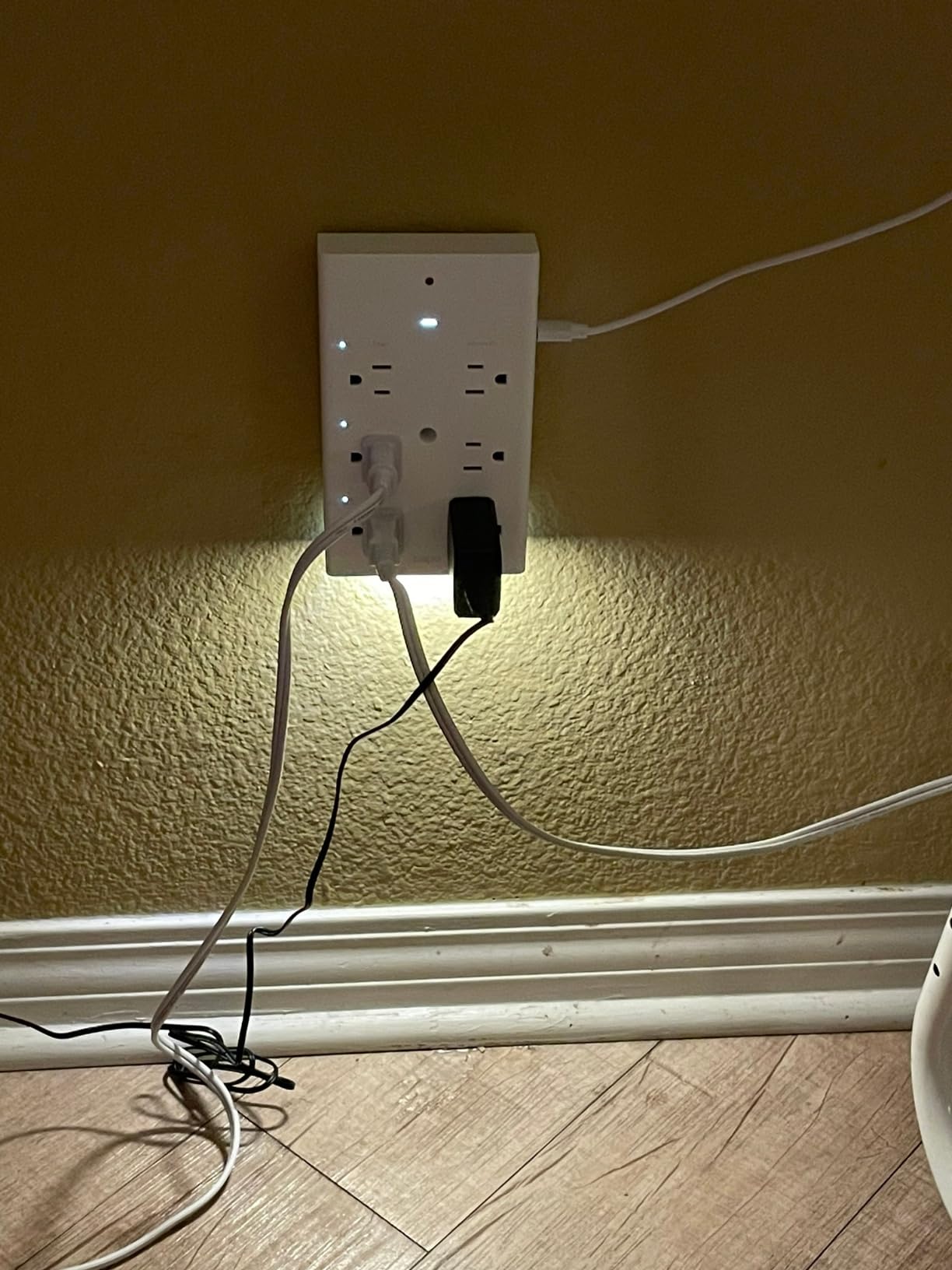 TP-Link Tapo Smart Plug Outlet Extender, Surge Protector, 18W Fast Charging, 3 Individual Smart Outlets, 1x USB-C & 2X USB-A, Smart Night Light, Works w/Apple HomeKit, Alexa & Google Home, Tapo P306 - Customer Photo 1
