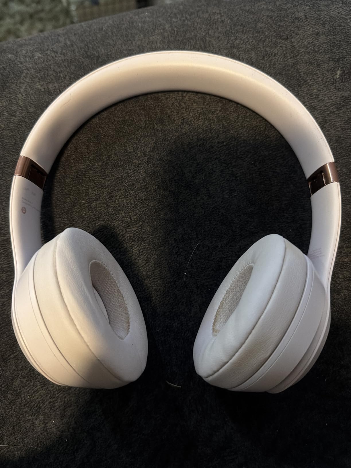 Beats Solo 4 - Wireless On-Ear Bluetooth Headphones, Up to 50-Hour Battery Life, Ultra-Lightweight Comfort, Powerful and Balanced Sound, Apple & Android Compatible - Matte Black customer photo 2