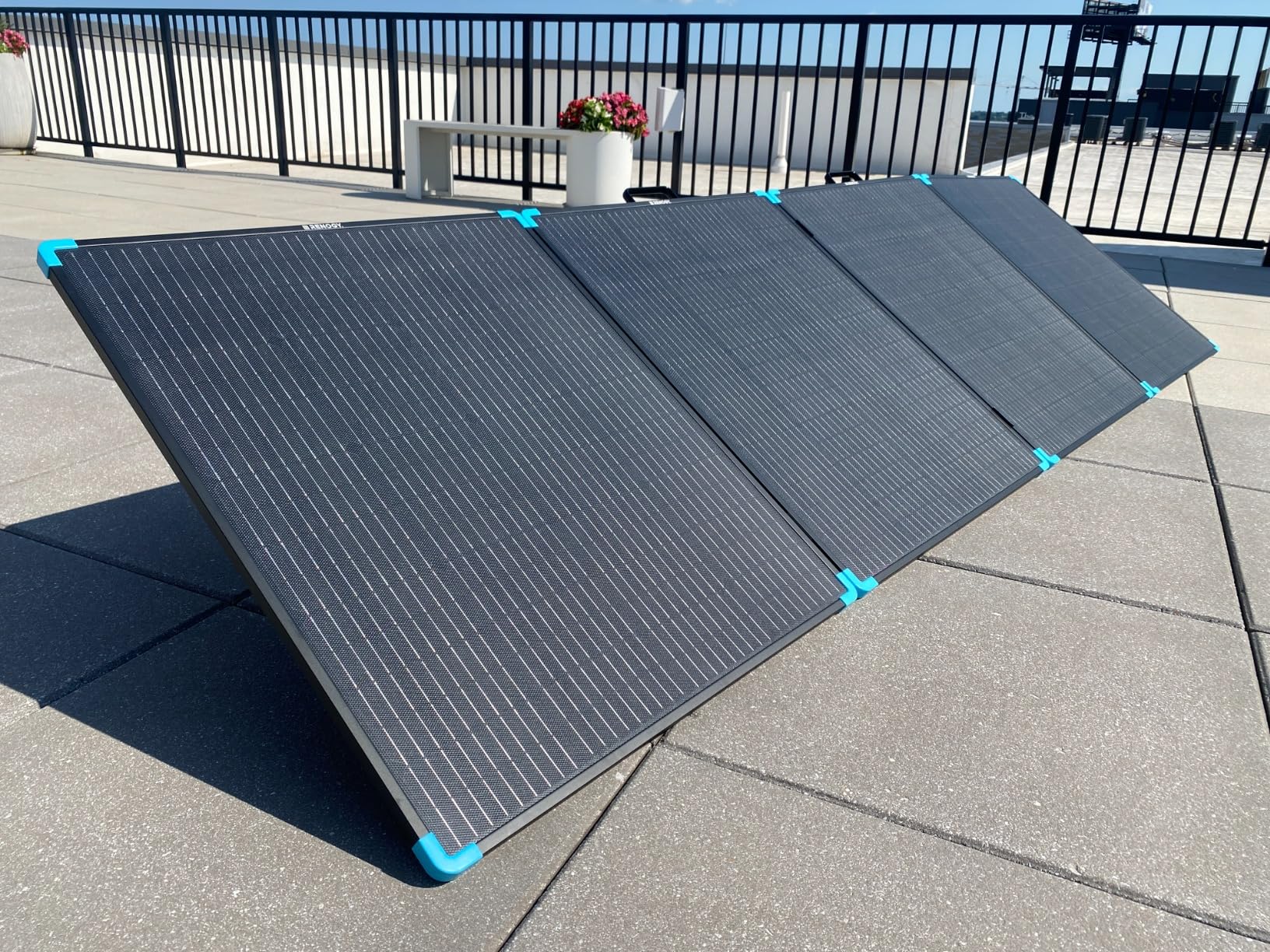 Renogy 400W Portable Solar Panel Suitcase, 23% High Efficiency Foldable Solar Charger for Power Station, Durable for Decades, with Sturdy Kickstands, IP67 Waterproof for RV Camping Off-Grid Blackouts - Customer Photo 5