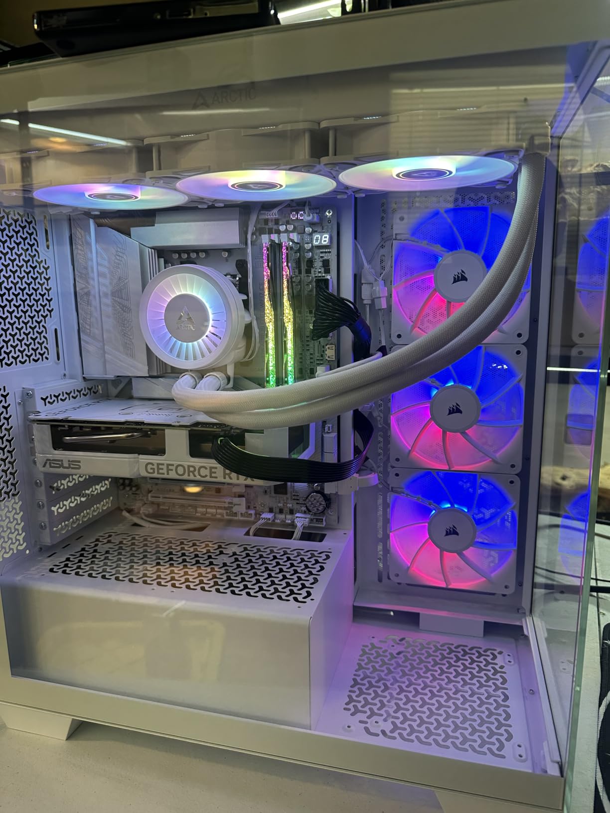 GIGABYTE X870 AORUS Elite WIFI7 ICE AMD AM5 LGA 1718 Motherboard, ATX, DDR5, 4X M.2, PCIe 5.0, USB4, WIFI7, 2.5GbE LAN, EZ-Latch, 5-Year Warranty - Customer Photo 1