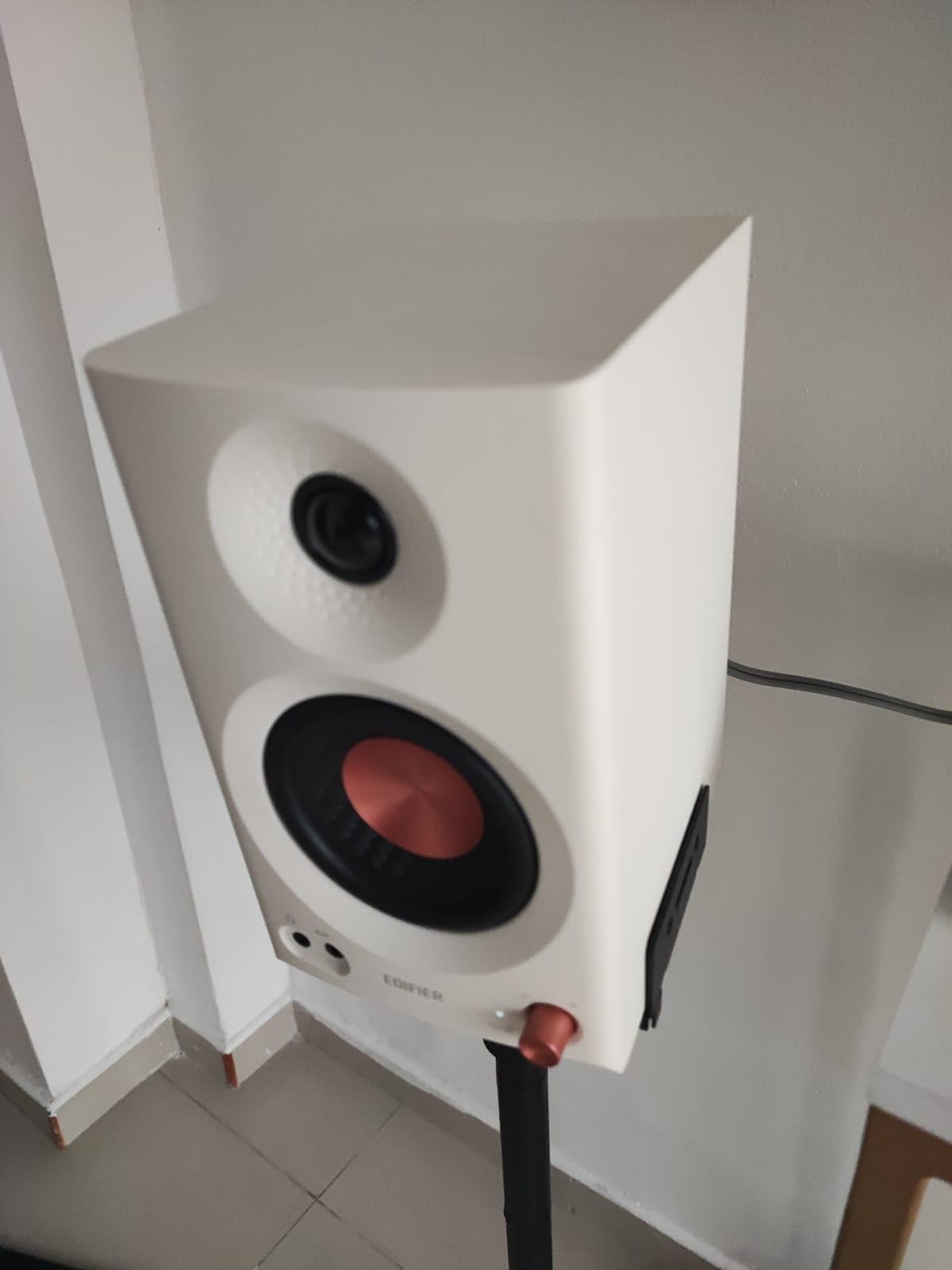 Edifier MR3 Powered Studio Monitor Speakers, Hi-Res Audio Certified Bluetooth V5.4 Active Bookshelf Loudspeakers, 2.0 Computer Speaker with Headphone Output RCA AUX Balanced TRS Input (White) Customer Review Edifier MR3 Powered Studio Monitor Speakers, Hi-Res Audio Certified Bluetooth V5.4 Active Bookshelf Loudspeakers, 2.0 Computer Speaker with Headphone Output RCA AUX Balanced TRS Input (White) - Customer Photo 3