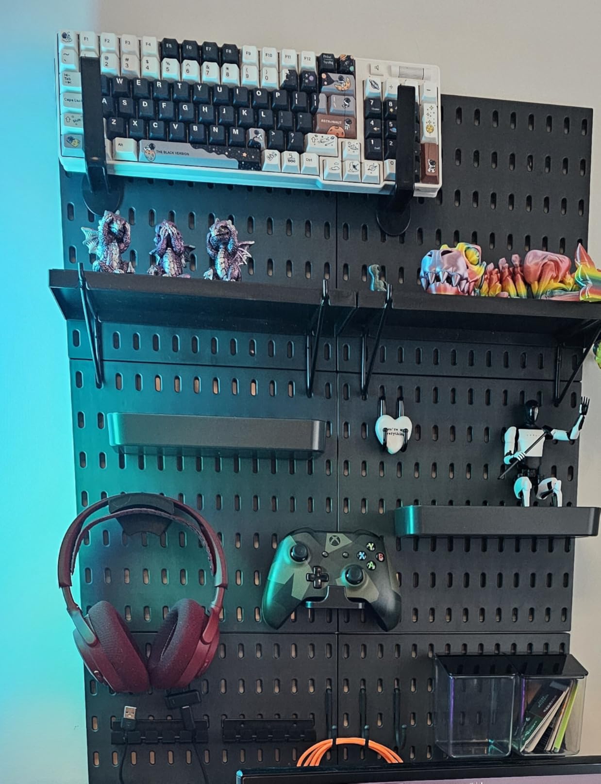 Keepo Pegboard Combination Kit, Pegboards and Accessories Modular Hanging for Gaming Setup, Gaming Station Peg Board, Gaming Organizer, Wall Game Controller Holder, Headset Stand (Black, 33″×22″) - Customer Photo 3
