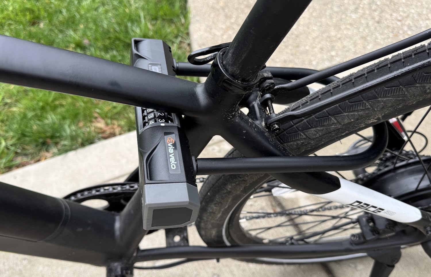 Via Velo Heavy Duty U-Lock with 4-Digit Resettable Combination & 5ft Steel Cable, Anti-Theft Bike Lock for Bicycles, Scooters, and Electric Bikes Customer Review Via Velo Heavy Duty U-Lock with 4-Digit Resettable Combination & 5ft Steel Cable, Anti-Theft Bike Lock for Bicycles, Scooters, and Electric Bikes - Customer Photo 2