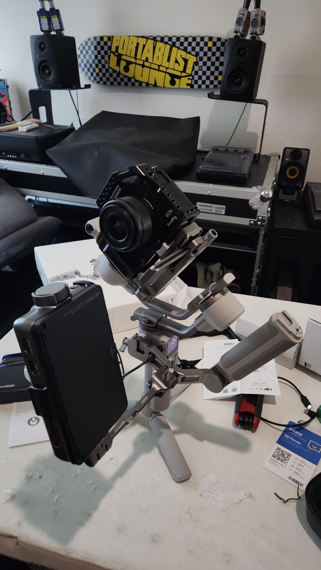 DJI RS 4 Mini Combo, Gimbal Stabilizer for Cameras Canon/Sony/Panasonic/Nikon/Fujifilm, Auto Axis Locks, Intelligent Tracking, 2kg/4.4lbs Payload customer photo 2