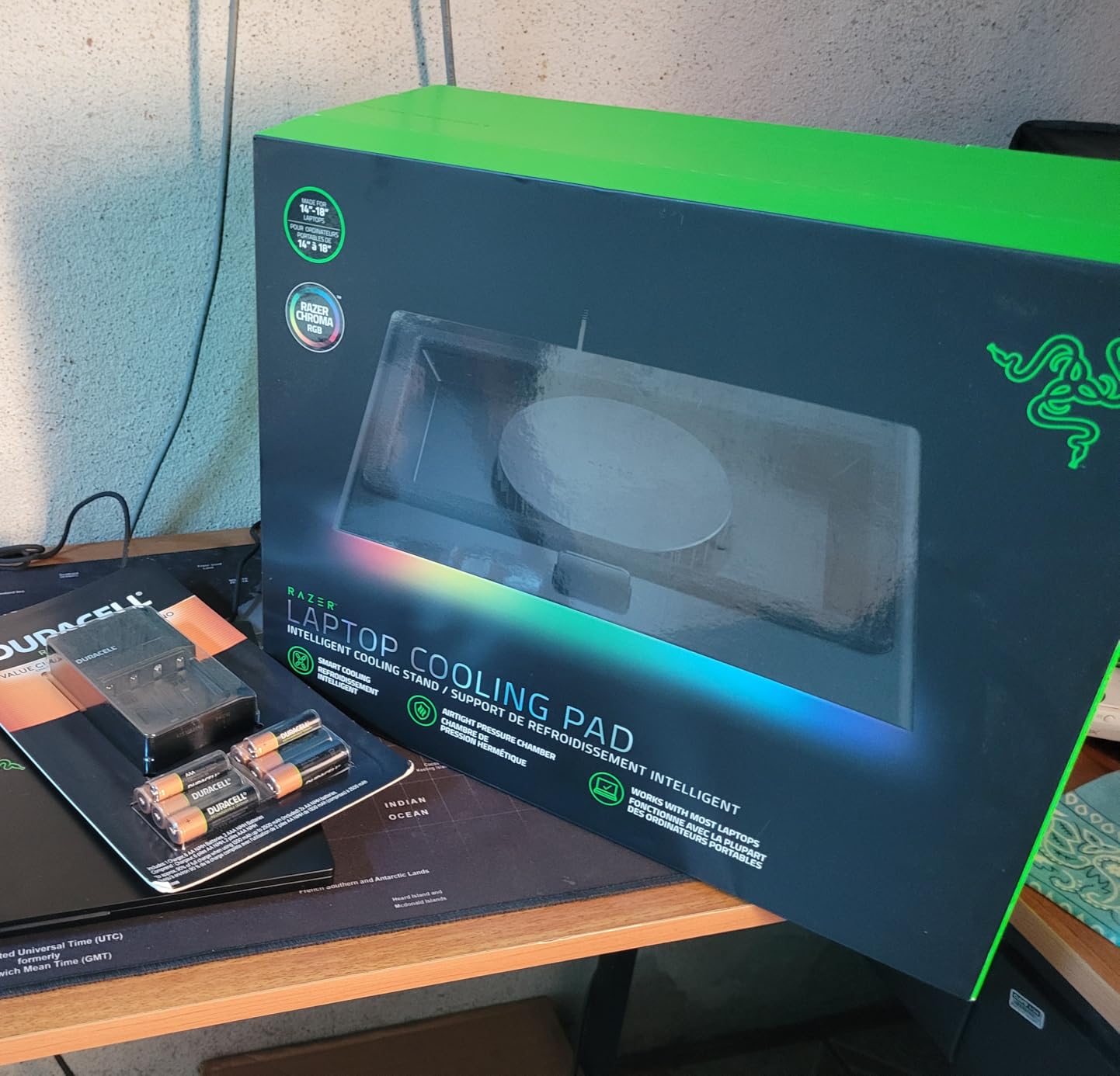 Razer Laptop Cooling Pad: Adaptive Smart - Intelligent Fan Control - Airtight Pressure Chamber - Fits Most Laptops & Macbooks 14