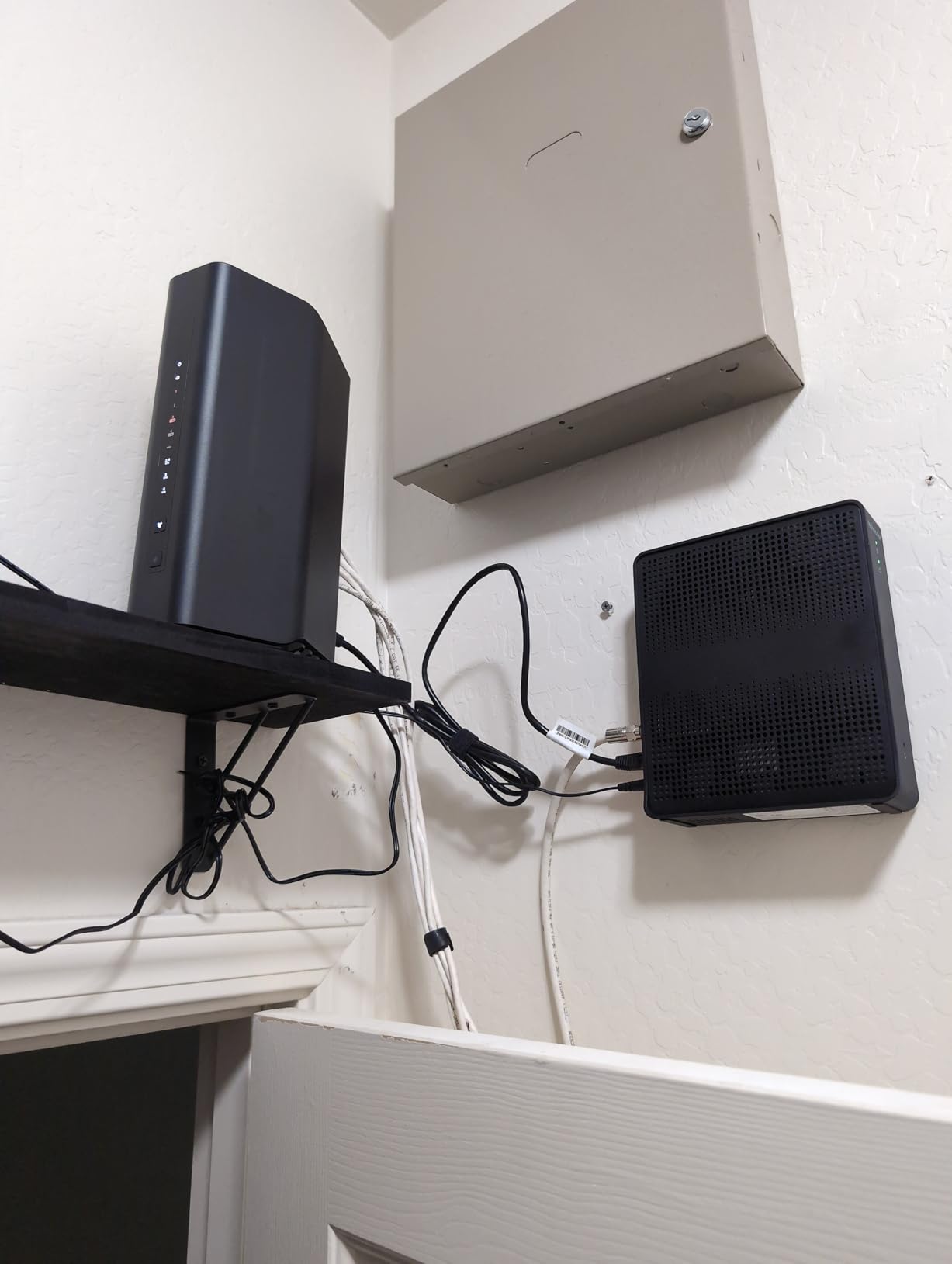 NETGEAR Nighthawk WiFi 7 Router (BE9300) - Router Only, 9.3Gbps Wireless Speed, 2.5 Gigabit Internet Port, Tri-Band for Gaming, Covers 2,500 sq. ft., 100 Devices, VPN - Free Expert Help customer photo 1