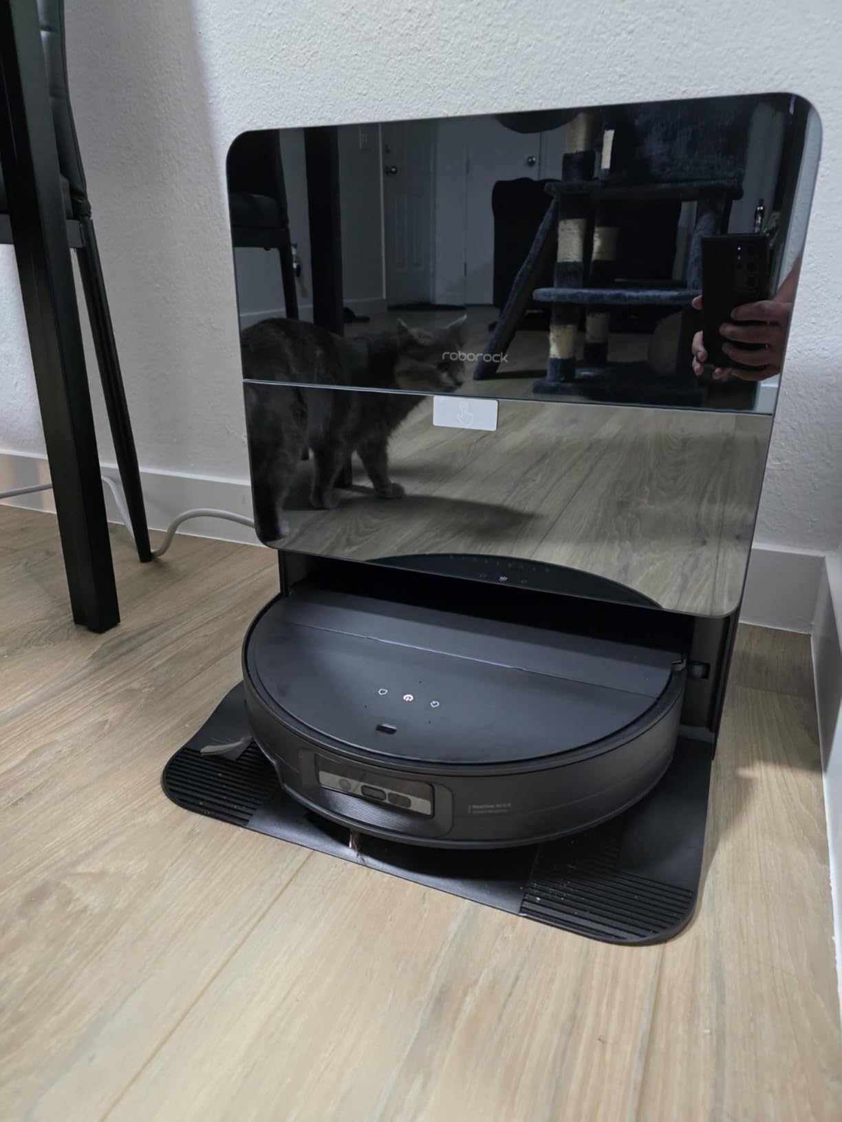 roborock Saros 10 Robot Vacuum and Mop, 22,000Pa Suction, AI Obstacle Avoidance, 3.14-inch Ultra Thin, Intelligent Dirt Detection, Zero Tangling Main Brush, Hot Water Mop & Dock Self Cleaning - Customer Photo 2