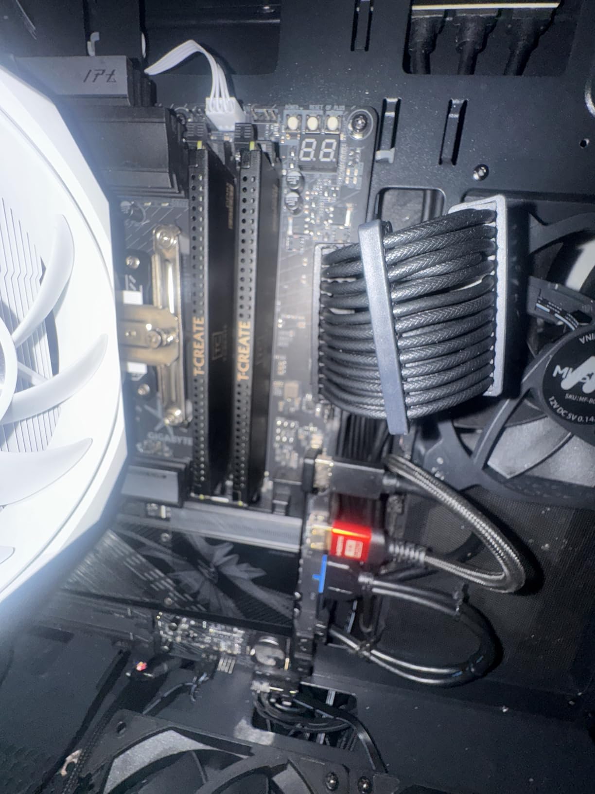 Lian Li EDGE1000W Fully Modular Low-Noise ATX Power Supply - ATX 3.1 & PCIE 5.1 Compliant - Cybenetics Gold Efficiency - 12V-2x6 Cable - L-Shape Design - with USB/Fan Hub - Black (EG1000G.WB) Customer Review Lian Li EDGE1000W Fully Modular Low-Noise ATX Power Supply - ATX 3.1 & PCIE 5.1 Compliant - Cybenetics Gold Efficiency - 12V-2x6 Cable - L-Shape Design - with USB/Fan Hub - Black (EG1000G.WB) - Customer Photo 1