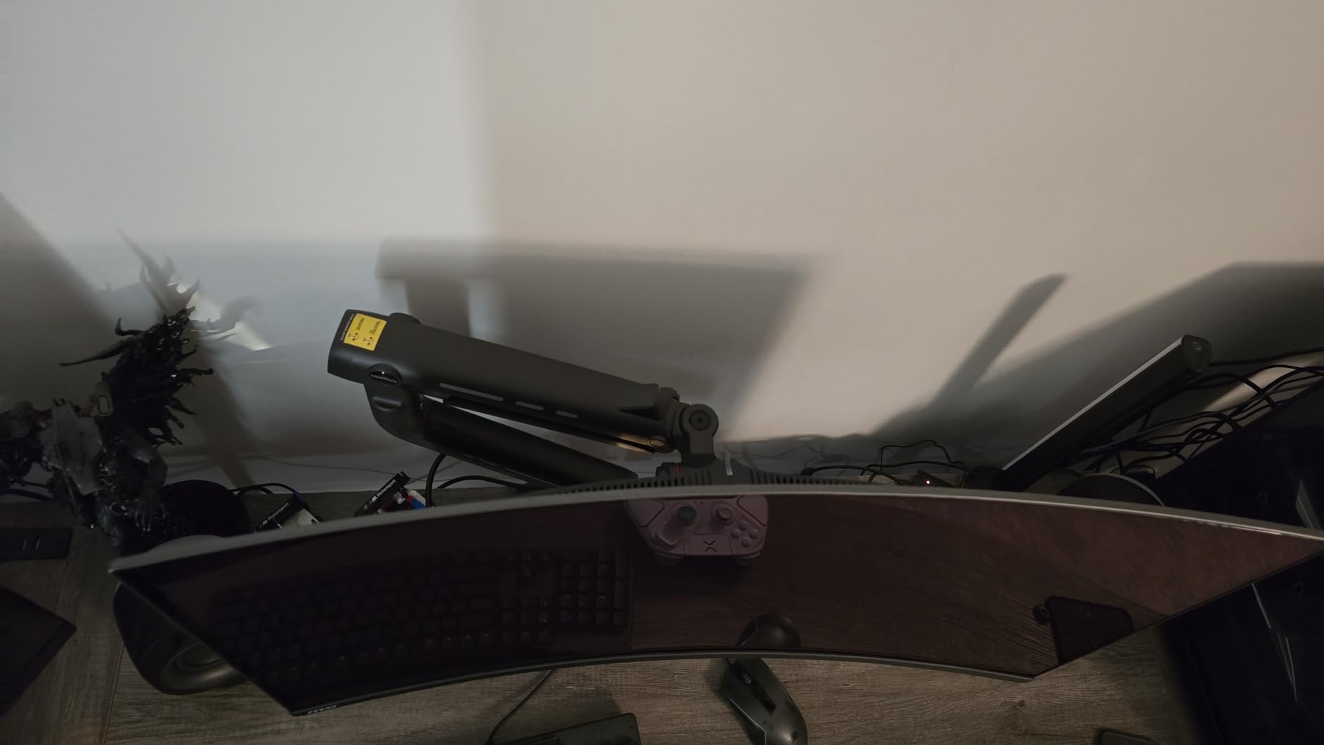 HUANUO RGB Monitor Arm for Ultrawide Screens up to 49″, Heavy-Duty Single Mount Holds 44 lbs, Fully Adjustable Gaming Monitor Arm with C-Clamp & Grommet Base, Max VESA 100 x 100mm Customer Review HUANUO RGB Monitor Arm for Ultrawide Screens up to 49″, Heavy-Duty Single Mount Holds 44 lbs, Fully Adjustable Gaming Monitor Arm with C-Clamp & Grommet Base, Max VESA 100 x 100mm - Customer Photo 2