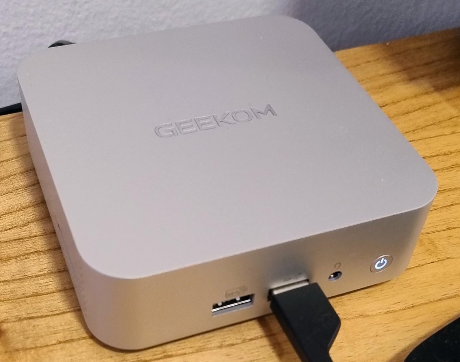 GEEKOM A6 Mini PC with AMD Ryzen 7 6800H, 32GB DDR5 RAM, 1TB PCIe 4.0 NVMe SSD, Radeon 680M, Compact Aluminium Design Windows 11 Pro Desktop Computer with USB4/8K/Wi-Fi 6E/BT 5.2/SD Slot - Customer Photo 1