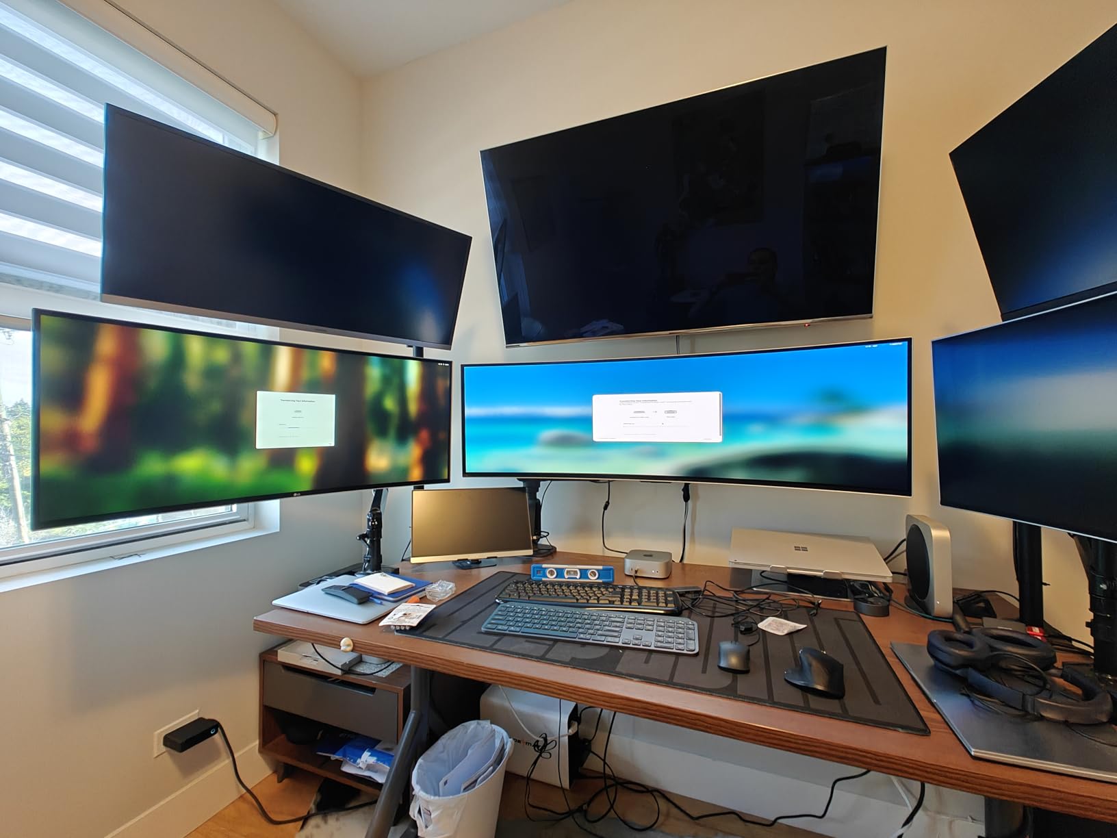HUANUO RGB Heavy Duty Monitor Arm for Ultrawide Screens up to 57 HUANUO RGB Heavy Duty Monitor Arm for Ultrawide Screens up to 57
