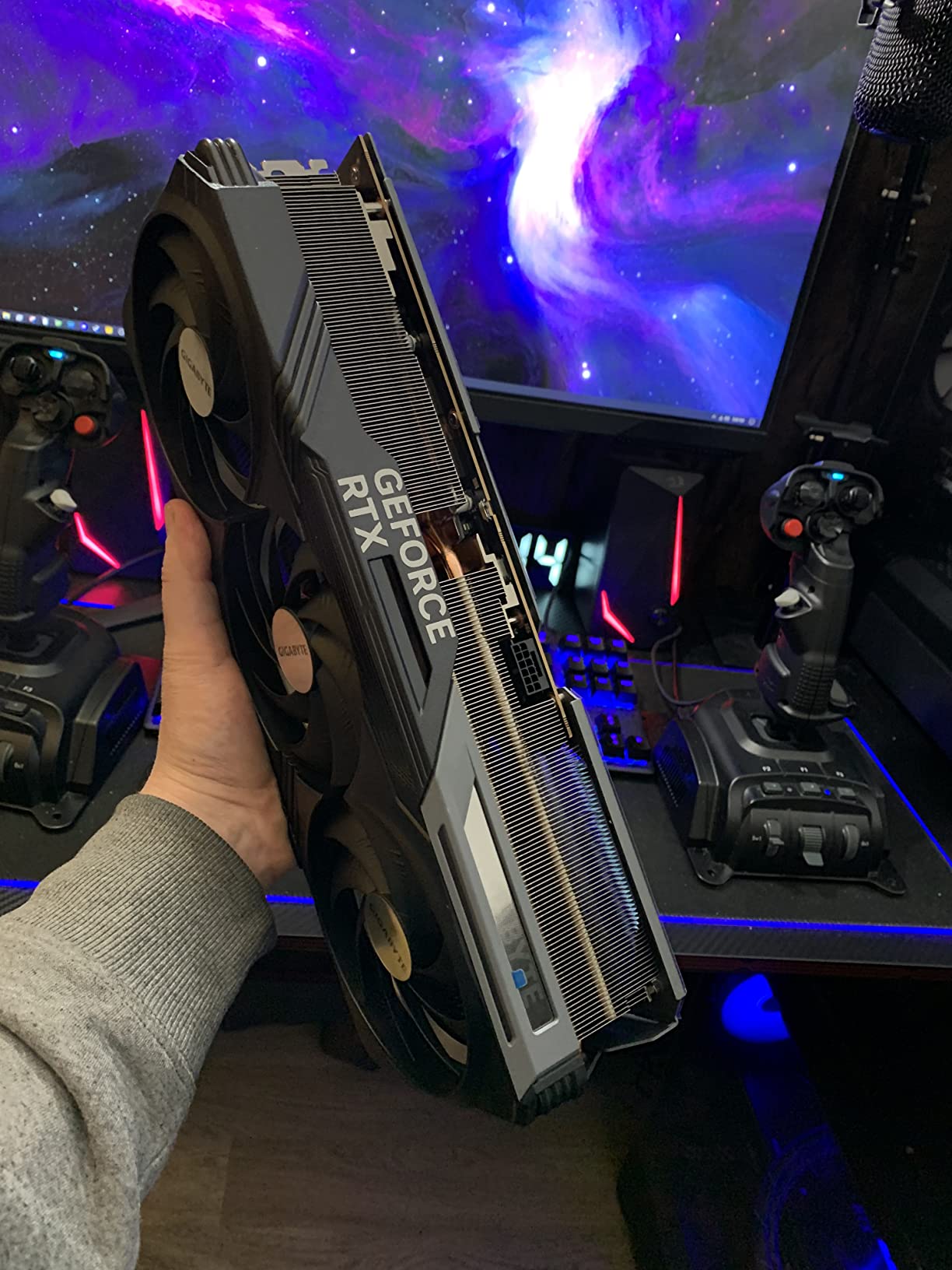 GIGABYTE GeForce RTX 5080 WINDFORCE OC SFF 16G Graphics Card, WINDFORCE Cooling System, 16GB 256-bit GDDR7, GV-N5080WF3OC-16GD Video Card Customer Review GIGABYTE GeForce RTX 5080 WINDFORCE OC SFF 16G Graphics Card, WINDFORCE Cooling System, 16GB 256-bit GDDR7, GV-N5080WF3OC-16GD Video Card - Customer Photo 1