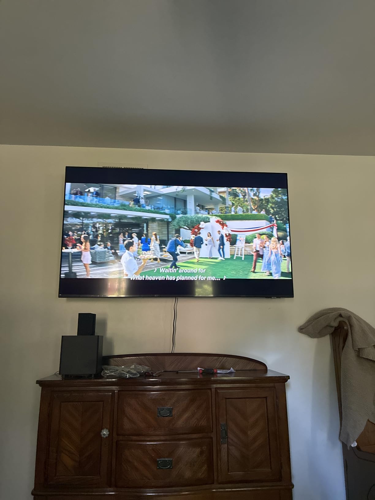 Samsung 43-Inch Class Crystal UHD U8000F 4K Smart TV (2025 Model) Endless Free Content, Crystal Processor 4K, MetalStream Design, Knox Security, Alexa Built-in - Customer Photo 2