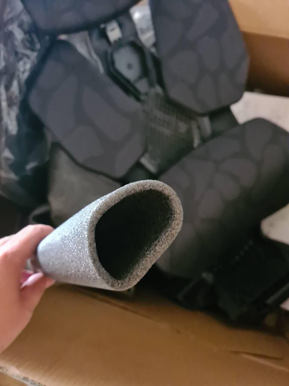 Razer Iskur V2 X Ergonomic Gaming Chair: Built-in Lumbar Support - Widened Seat - High Density Foam Cushions - Adjustable 152 Degree Recline - 2D Armrests - Plush Fabric Finish - Light Gray Edition customer photo 1