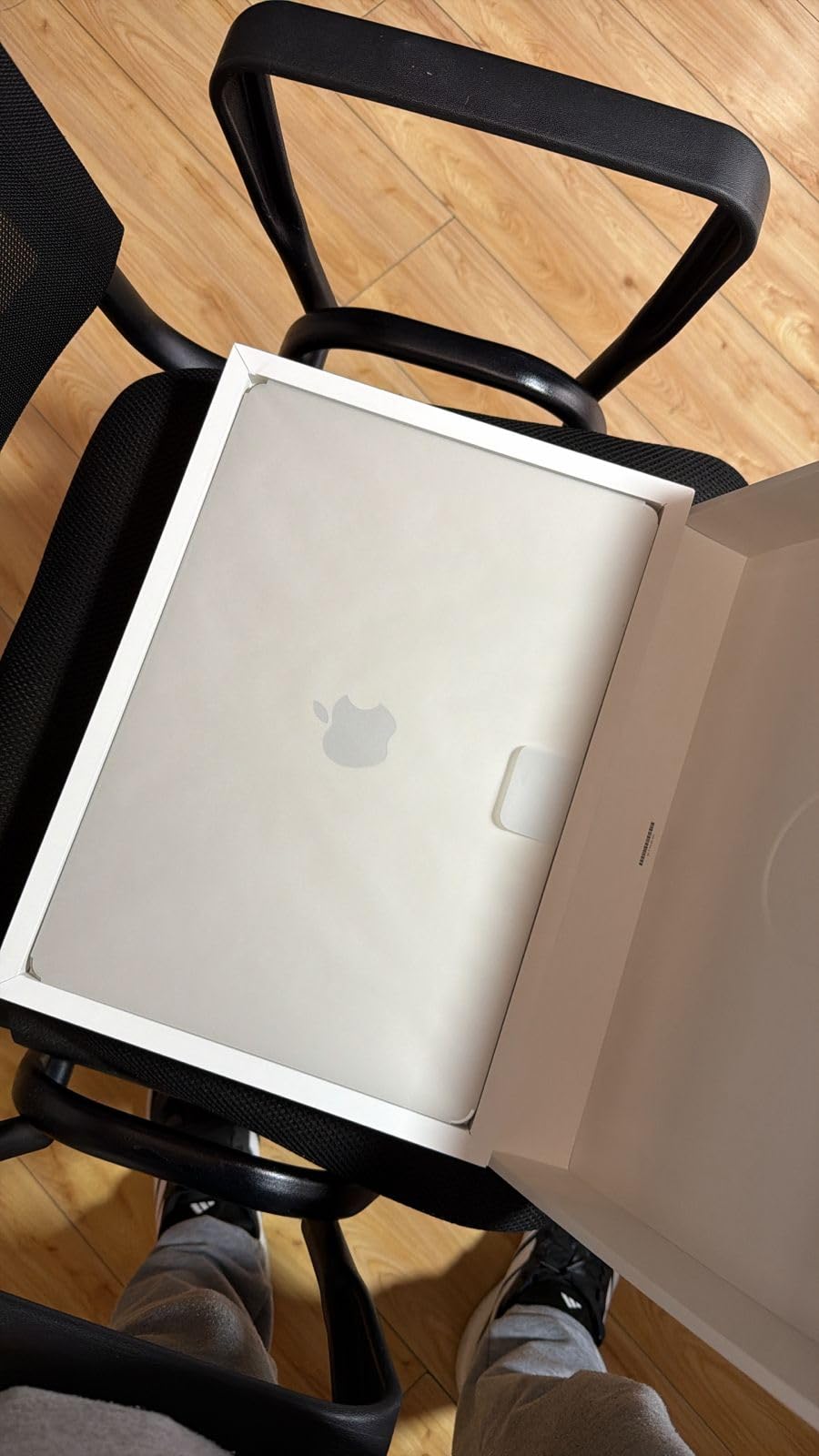 Apple 2025 MacBook Air 15-inch Laptop with M4 chip: Built for Apple Intelligence, 15.3-inch Liquid Retina Display, 16GB Unified Memory, 256GB SSD Storage, 12MP Center Stage Camera, Touch ID; Starlight - Customer Photo 1