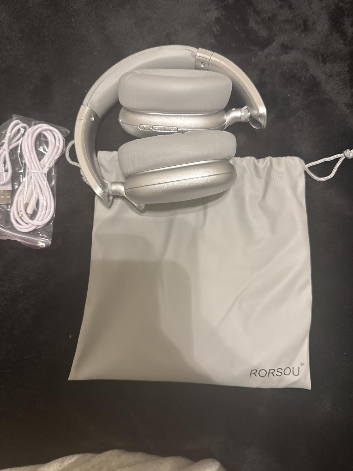RORSOU C6 Active Noise Cancelling Headphones, Wireless Over Ear Bluetooth Headphones, 60H Playtime, Lightweight Folding Deep Bass Comfort Fit Ear Cups Headset with Mic for iPad/Travel/PC/Home Silver Customer Review RORSOU C6 Active Noise Cancelling Headphones, Wireless Over Ear Bluetooth Headphones, 60H Playtime, Lightweight Folding Deep Bass Comfort Fit Ear Cups Headset with Mic for iPad/Travel/PC/Home Silver - Customer Photo 2