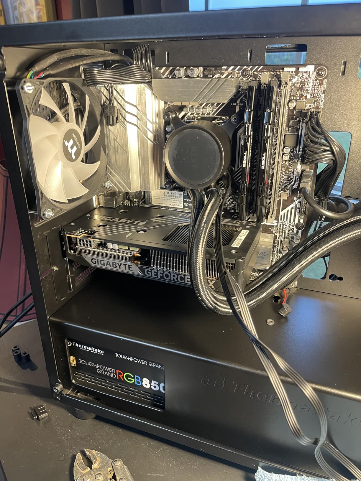 GIGABYTE GeForce RTX 5060 Gaming OC 8G Graphics Card, 8GB 128-bit GDDR7, PCIe 5.0, WINDFORCE Cooling System, GV-N5060GAMING OC-8GD Video Card Customer Review GIGABYTE GeForce RTX 5060 Gaming OC 8G Graphics Card, 8GB 128-bit GDDR7, PCIe 5.0, WINDFORCE Cooling System, GV-N5060GAMING OC-8GD Video Card - Customer Photo 2