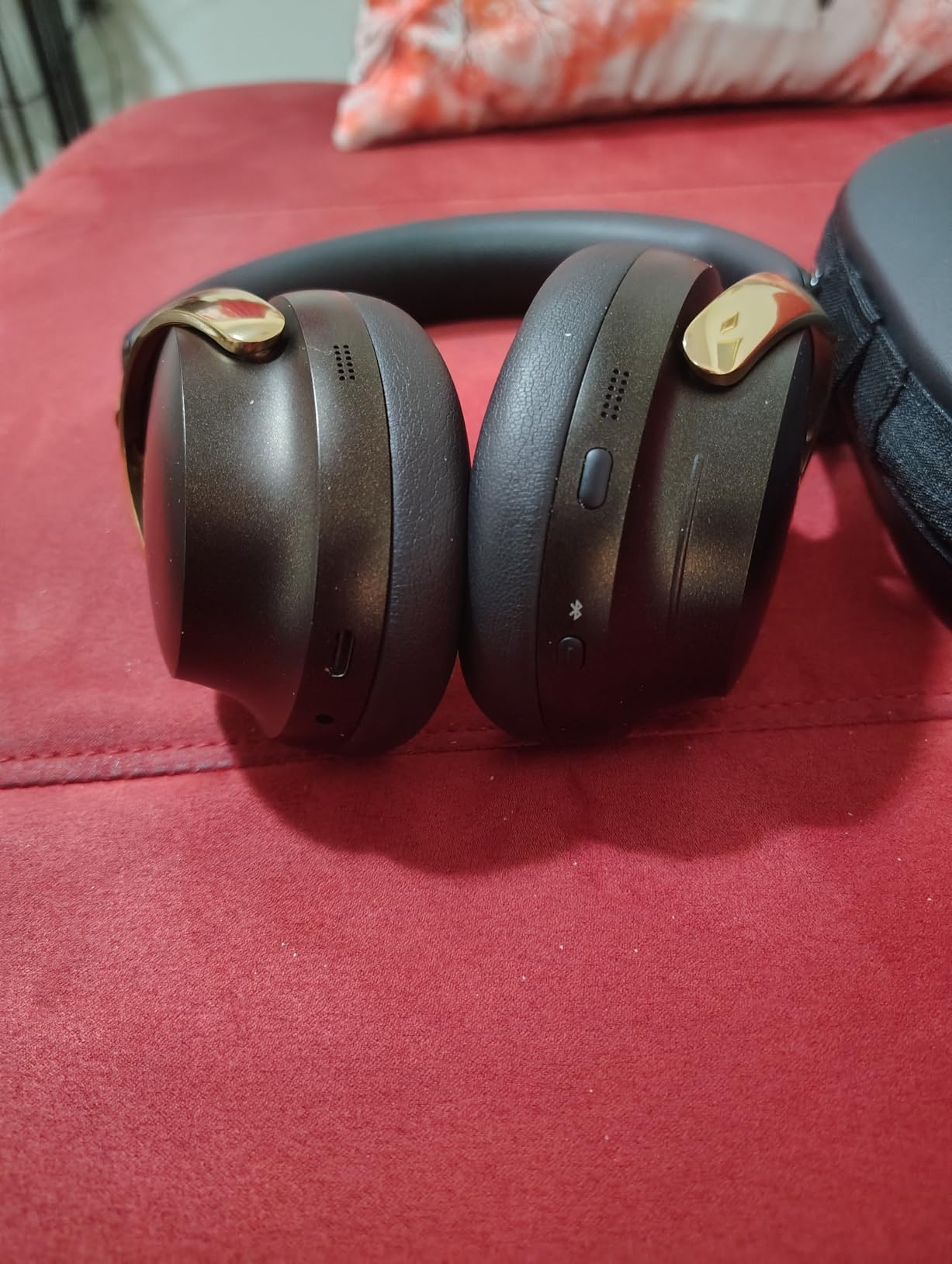 Bose QuietComfort Ultra Bluetooth Headphones (2nd Gen), Wireless Headphones with Spatial Audio, Over Ear Noise Cancelling with Mic, Up to 30 Hours of Playtime, Black customer photo 1