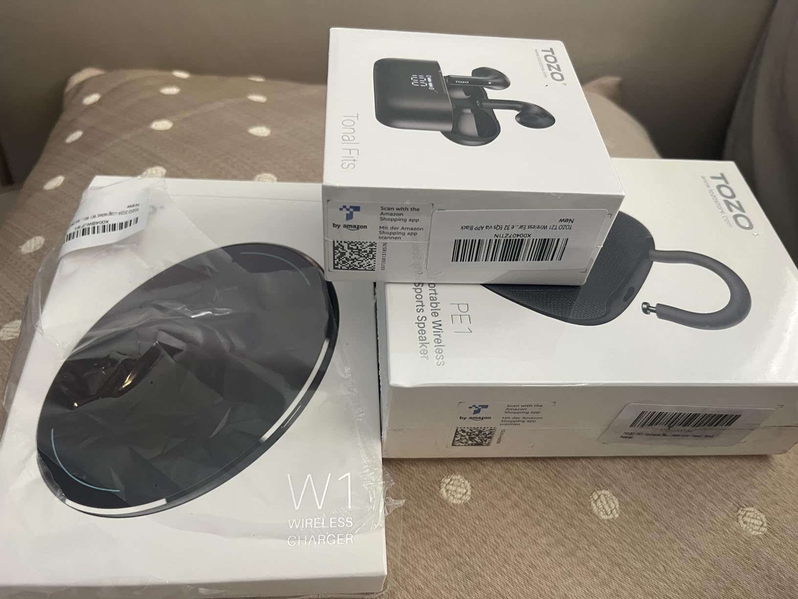 TOZO 2025 W1 New Anti-Slip Wireless Charger 15W Max Fast Wireless Charging Pad Compatible with iPhone 17/16/16 Plus/16 Pro Max /15/14/13/SE Series, Samsung Galaxy S25/S24/S23 Series, Black Customer Review TOZO 2025 W1 New Anti-Slip Wireless Charger 15W Max Fast Wireless Charging Pad Compatible with iPhone 17/16/16 Plus/16 Pro Max /15/14/13/SE Series, Samsung Galaxy S25/S24/S23 Series, Black - Customer Photo 4