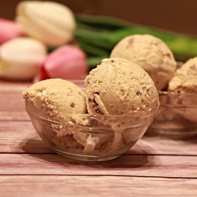 Cuisinart Ice Cream Maker Machine, 1.5 Quart Double Insulated Machine, Sorbet and Frozen Yogurt Maker, Ready in 20 Minutes, ICE-21RP1, Red - Customer Photo 1