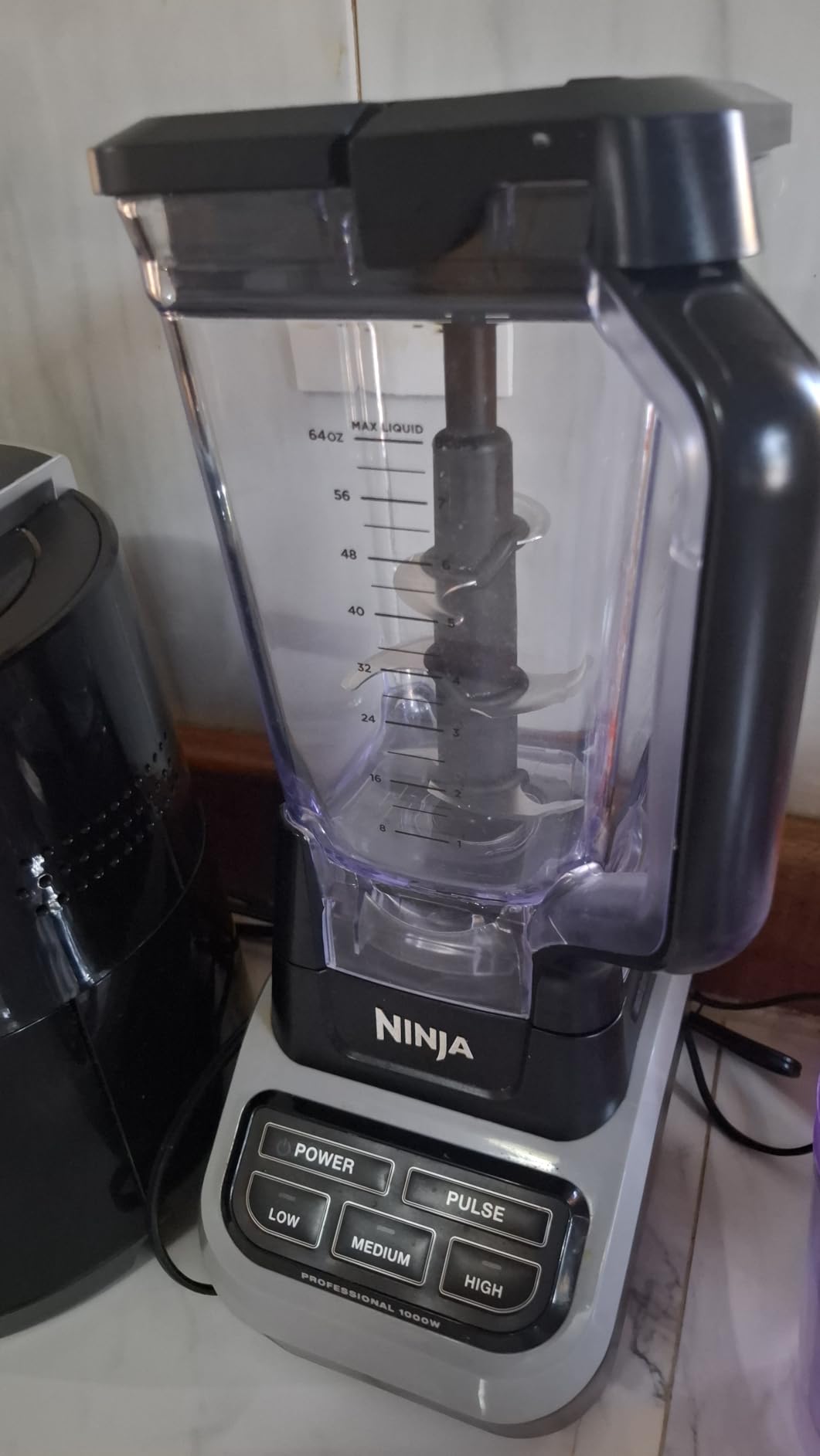 Ninja Professional Blender 1000W, Total Crushing Technology- Smoothies, Ice Crushing & Frozen Fruit, Full-Size Countertop Blender, 72-oz. Pitcher, Black & Grey, BL610 - Customer Photo 4