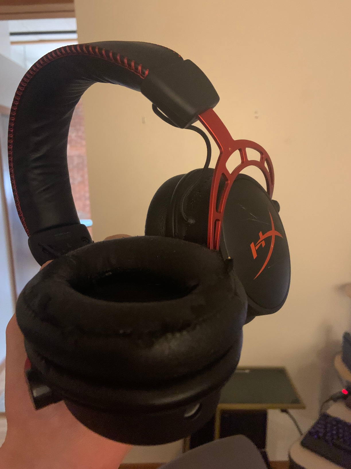 HyperX Cloud Alpha - Gaming Headset, Dual Chamber Drivers, Legendary Comfort, Aluminum Frame, Detachable Microphone, Works on PC, PS4, PS5, Xbox One/ Series X|S, Nintendo Switch and Mobile – Red Customer Review HyperX Cloud Alpha - Gaming Headset, Dual Chamber Drivers, Legendary Comfort, Aluminum Frame, Detachable Microphone, Works on PC, PS4, PS5, Xbox One/ Series X|S, Nintendo Switch and Mobile – Red - Customer Photo 3