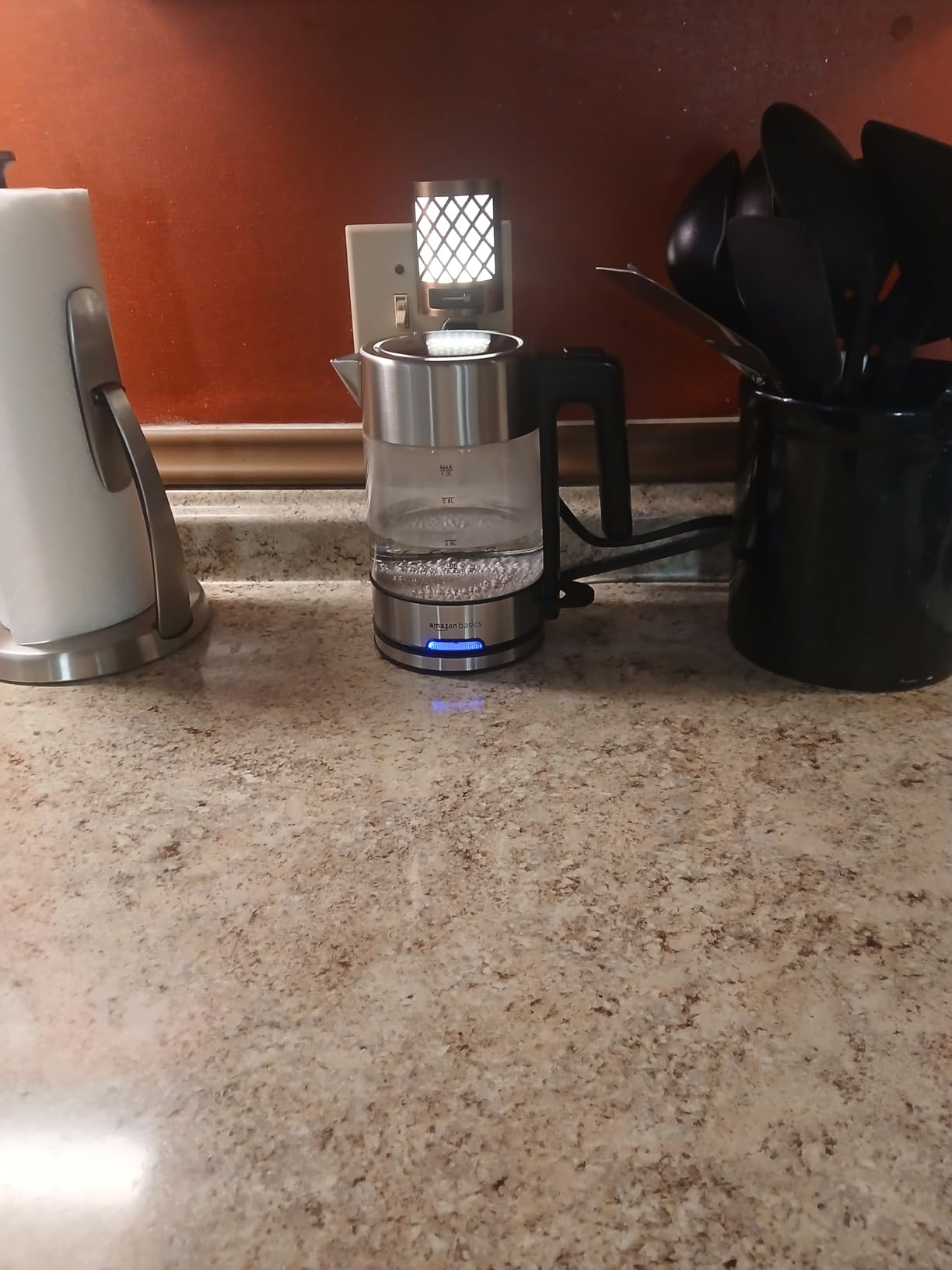 Amazon Basics Electric Kettle with Glass Carafe for Tea and Coffee, BPA-Free, Fast Boiling, Auto Shut-Off, 1.8 Quarts, 1500W, Black and Silver - Customer Photo 2