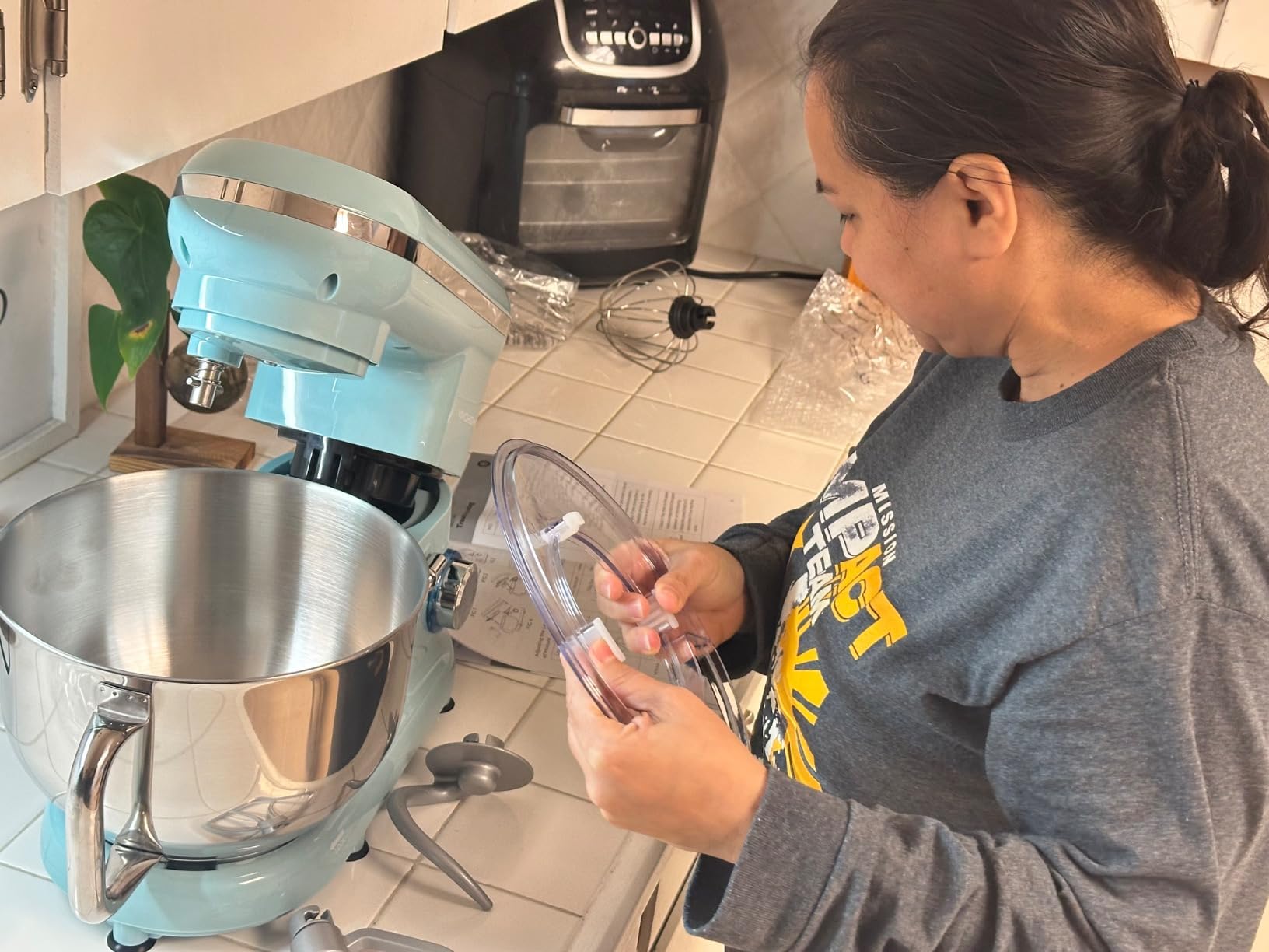 VIVOHOME Stand Mixer, 660W 10 Speed 6 Quart Tilt-Head Kitchen Electric Food Mixer with Beater, Dough Hook, Wire Whip and Egg Separator, Black - Customer Photo 2