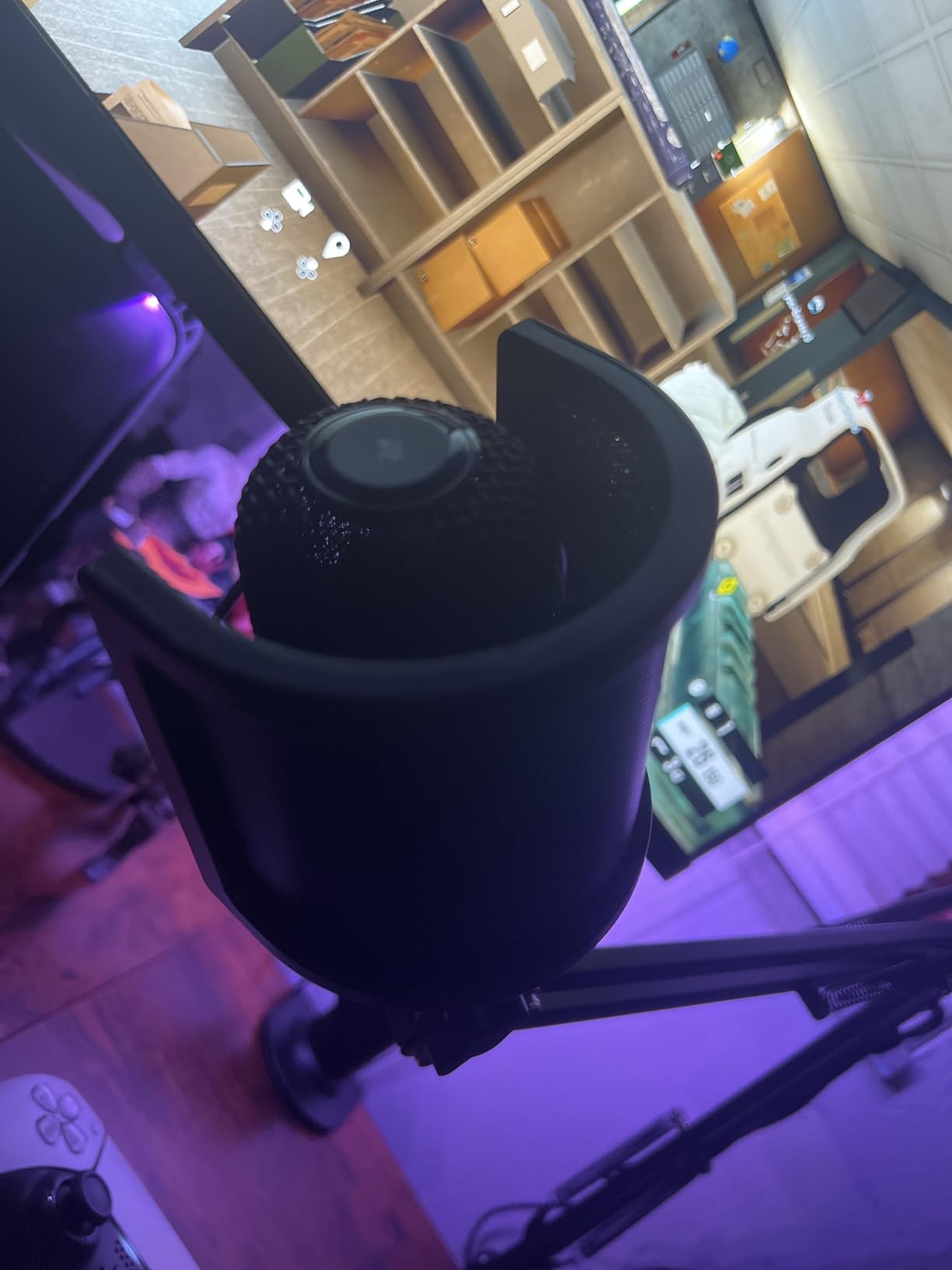 HyperX SoloCast – USB Condenser Gaming Microphone, for PC, PS4, PS5 and Mac, Tap-to-Mute Sensor, Cardioid Polar Pattern, great for Streaming, Podcasts, Twitch, YouTube, Discord,Black - Customer Photo 4