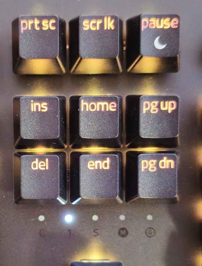 Razer Huntsman V2 Analog Gaming Keyboard: Adjustable Actuation via Analog Optical Switches - Rapid Trigger Mode - Chroma RGB Lighting - Magnetic Wrist Rest - Dedicated Media Keys & Dial - Black - Customer Photo 4