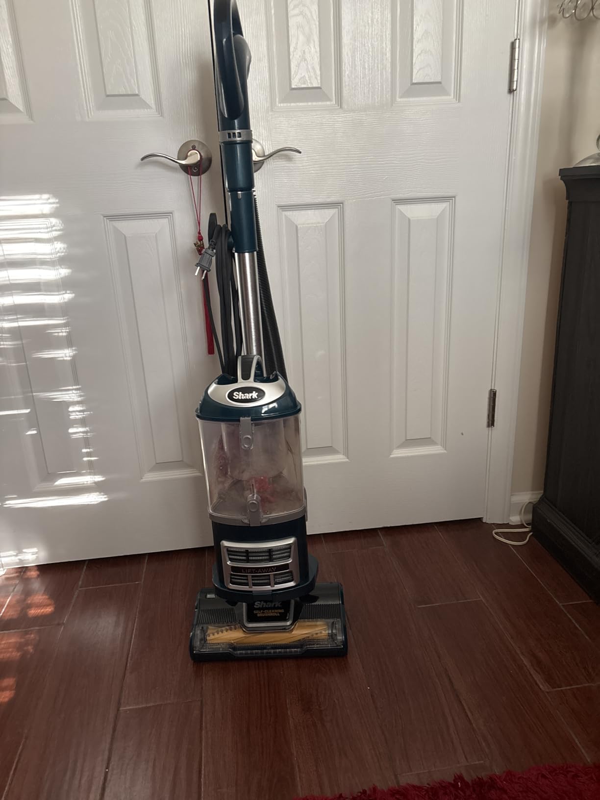 Shark Upright Vacuum, Navigator Lift-Away with Self-Cleaning Brushroll, HEPA Filter, Swivel Steering, Upholstery Tool & Pet Crevice Tool, Perfect for Pets & Multi-Surface, Teal, ZU503AMZ customer photo 1