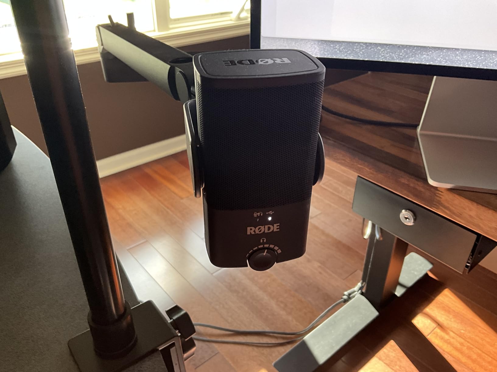 Elgato Wave Mic Arm LP - Premium Low Profile Microphone Arm with Cable Management Channels, Desk Clamp, Versatile Mounting, and Fully Adjustable – For Podcasting, Streaming, Gaming, and Home Office - Customer Photo 2