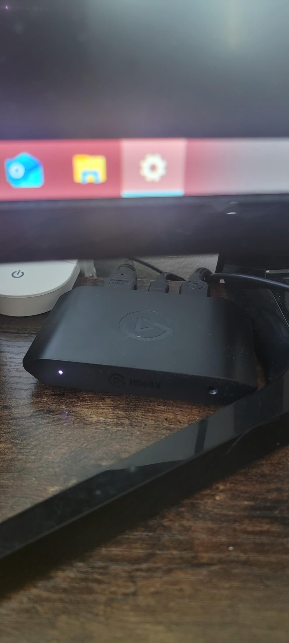Elgato HD60 X - Stream and Record in 1080p60 HDR10 or 4K30 with Ultra-low Latency on PS5|Pro, PS4|Pro, Xbox Series X/S, Xbox One X|S, Nintendo Switch 2, in OBS and More, Works with PC and Mac customer photo 1
