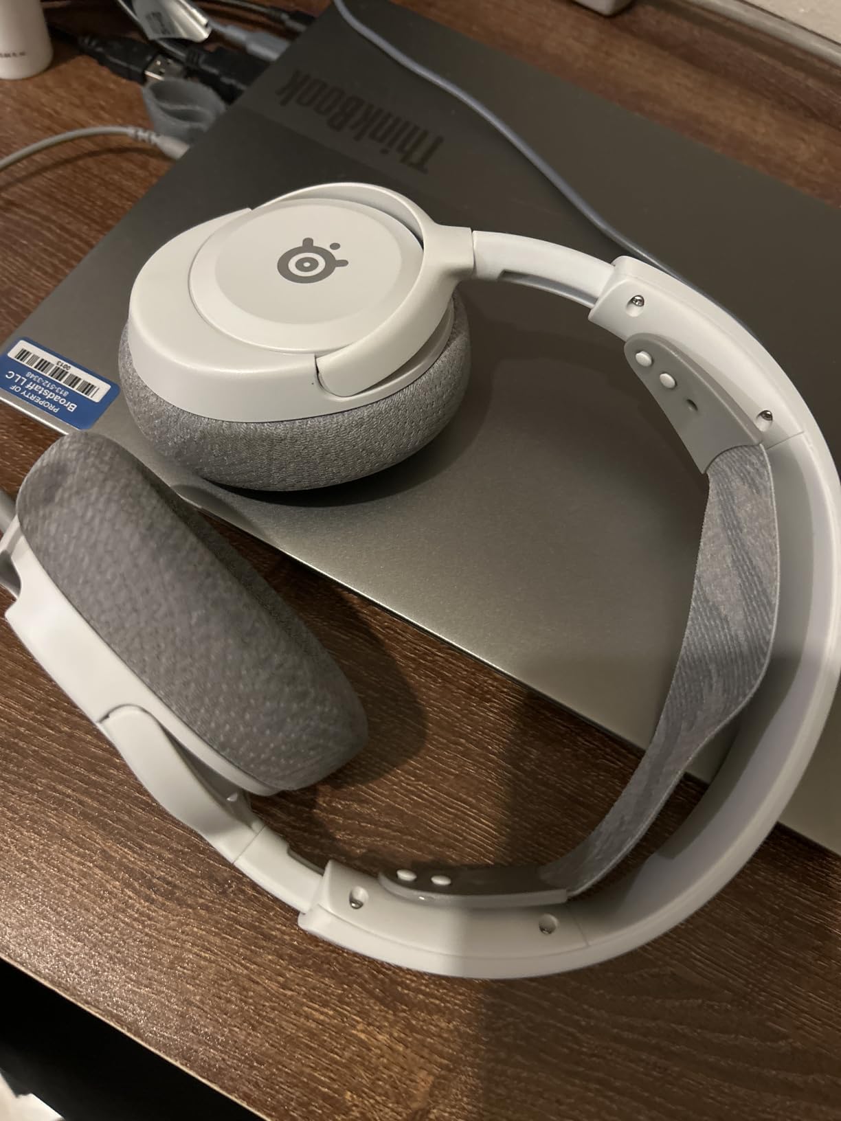 SteelSeries Arctis Nova 1P Multi-System Gaming Headset — Hi-Fi Drivers — 360° Spatial Audio — Comfort Design — Durable — Lightweight — Noise-Cancelling Mic — PS5/PS4, PC, Xbox, Switch - White - Customer Photo 1