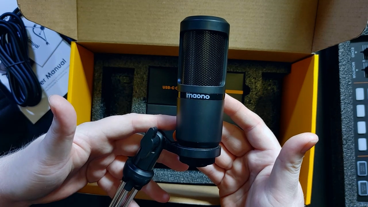 MAONO Podcast Equipment Bundle Audio mixer All-in-One Podcast Production Studio with 3.5mm Microphone for Live Streaming, Podcast Recording, PC, Smartphone, DJ MaonoCaster Lite (AU-AM200-S1) - Customer Photo 2