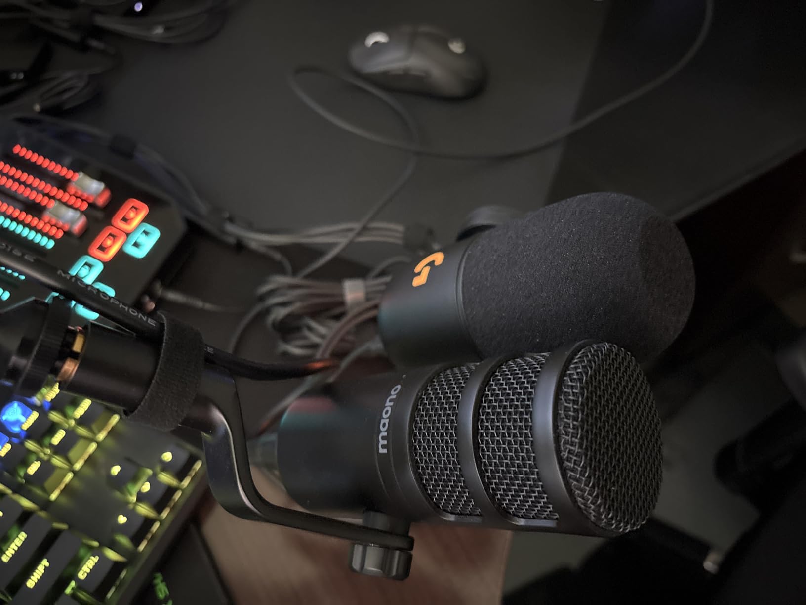 Logitech G Yeti GX Dynamic RGB Gaming Microphone, Podcast Microphone with LIGHTSYNC, Blue VO!CE, G HUB Control, USB Plug and Play - Black - Customer Photo 1