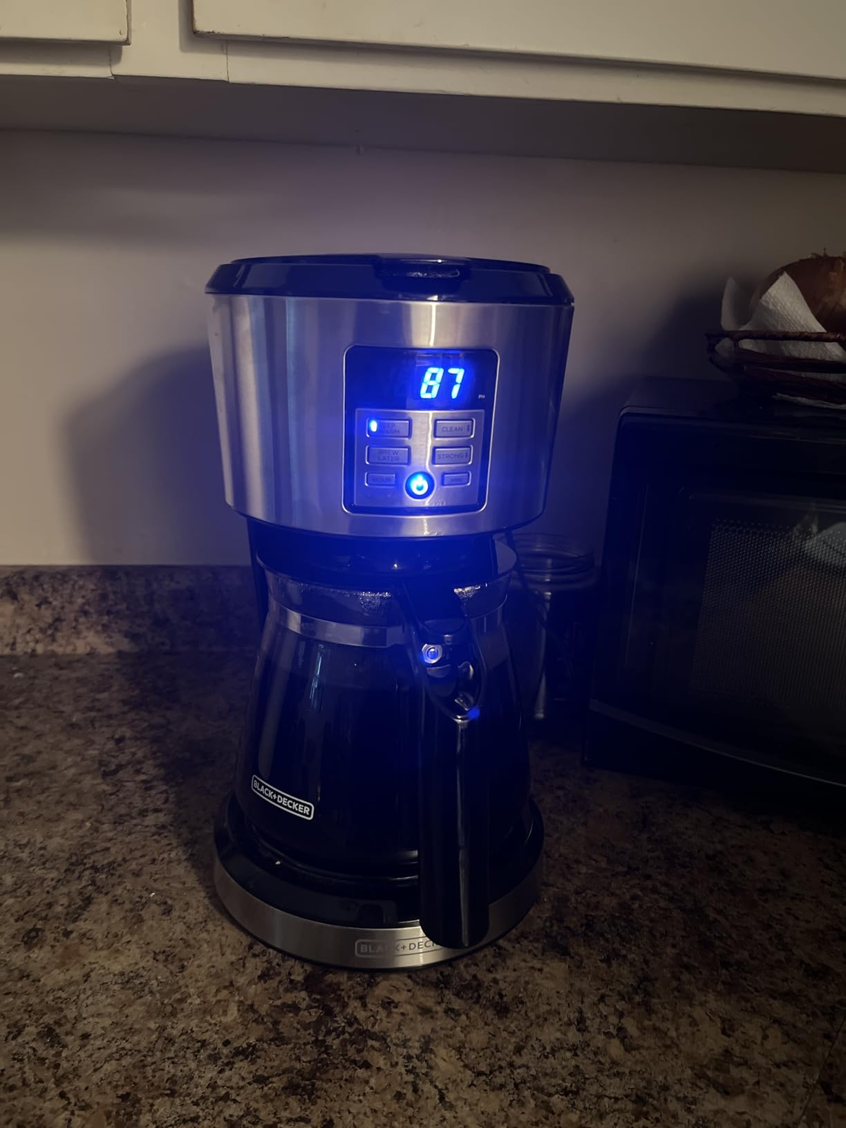 BLACK+DECKER 12-Cup Coffee Maker with Easy On/Off Switch, Easy Pour, Non-Drip Carafe with Removable Filter Basket, Vortex Technology, Black customer photo 2