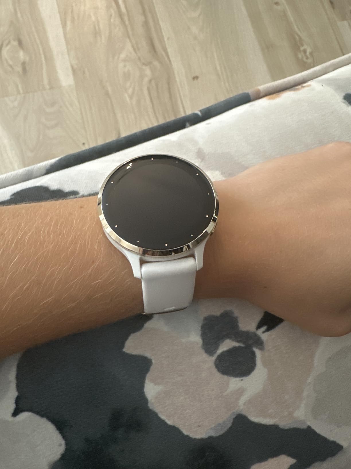 Garmin Venu 3S Soft Gold Stainless Steel Bezel 1.2-Inch AMOLED Touchscreen Display Smart Watch with 41mm French Gray Case and Silicone Band - Customer Photo 4